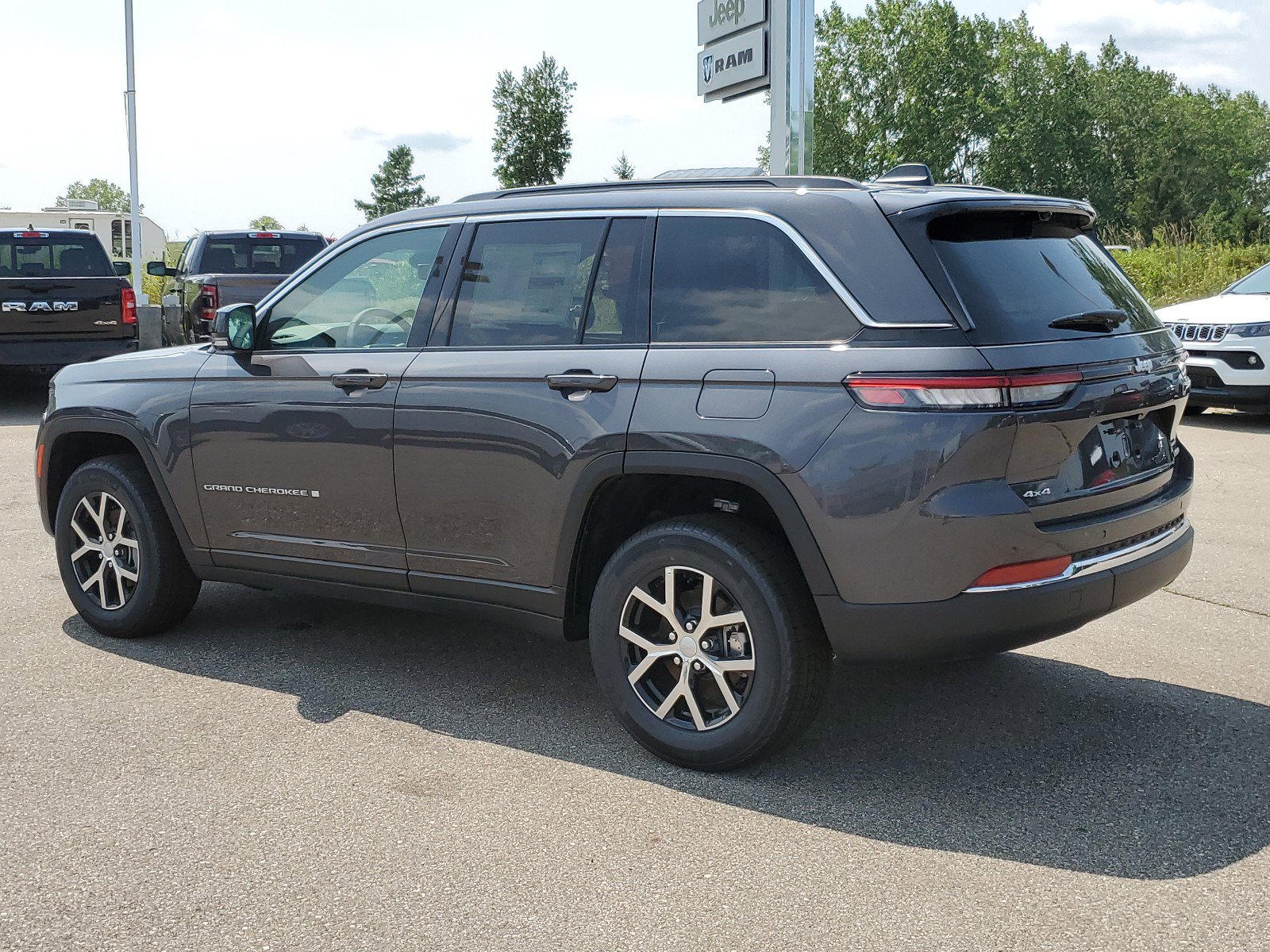 2024 Jeep Grand Cherokee Limited photo 3