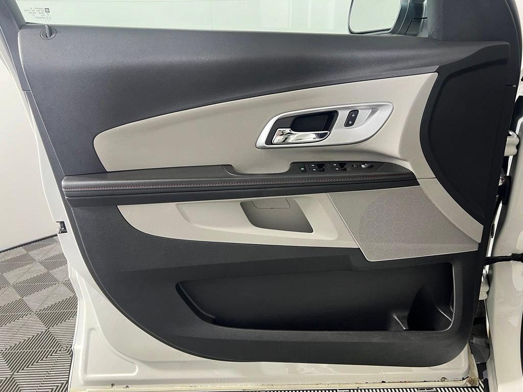 Used 2015 White Diamond Tricoat Chevrolet LT w/1LT image 14
