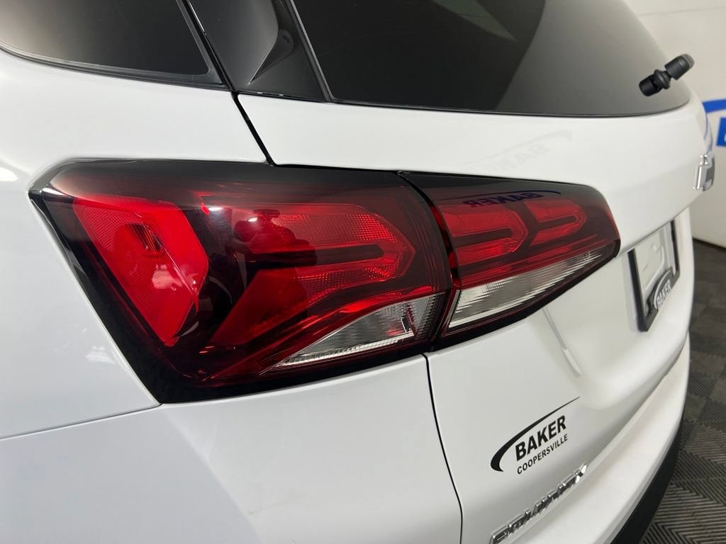 Used 2024 Summit White Chevrolet LT w/1LT image 33