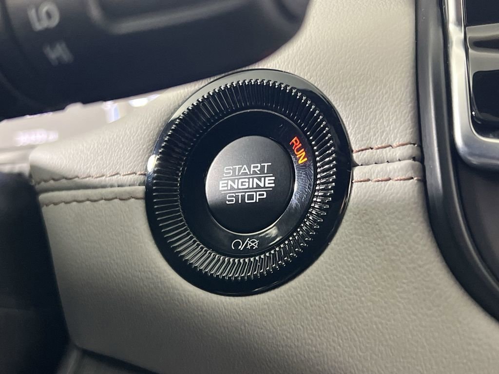 Used 2023 Diamond Black Crystal Pearlcoat Jeep Limited image 17