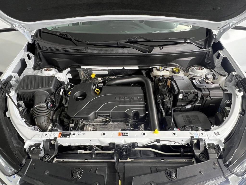 Used 2024 Summit White Chevrolet LT w/1LT image 30