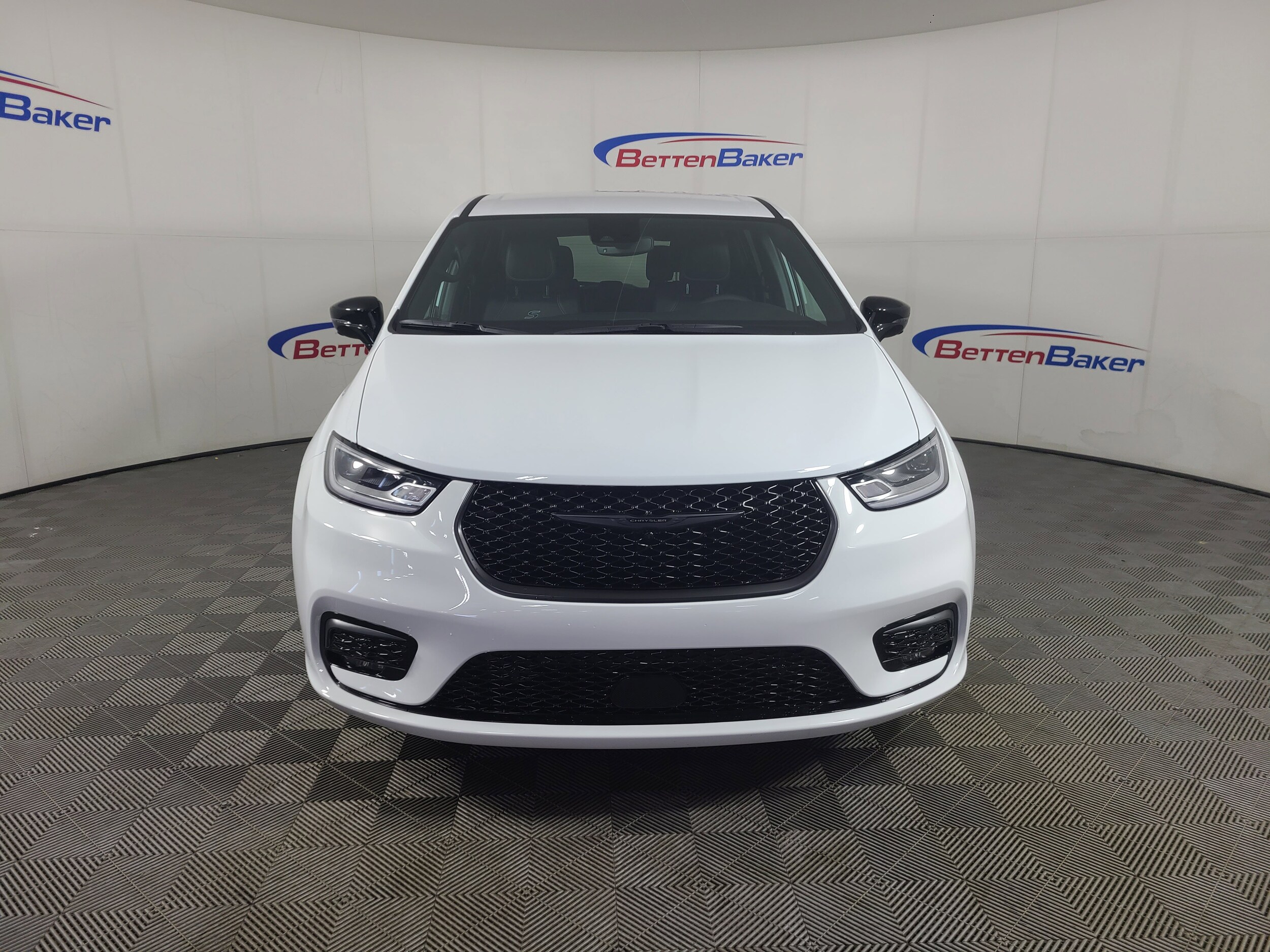 2024 Chrysler Pacifica Hybrid photo 2