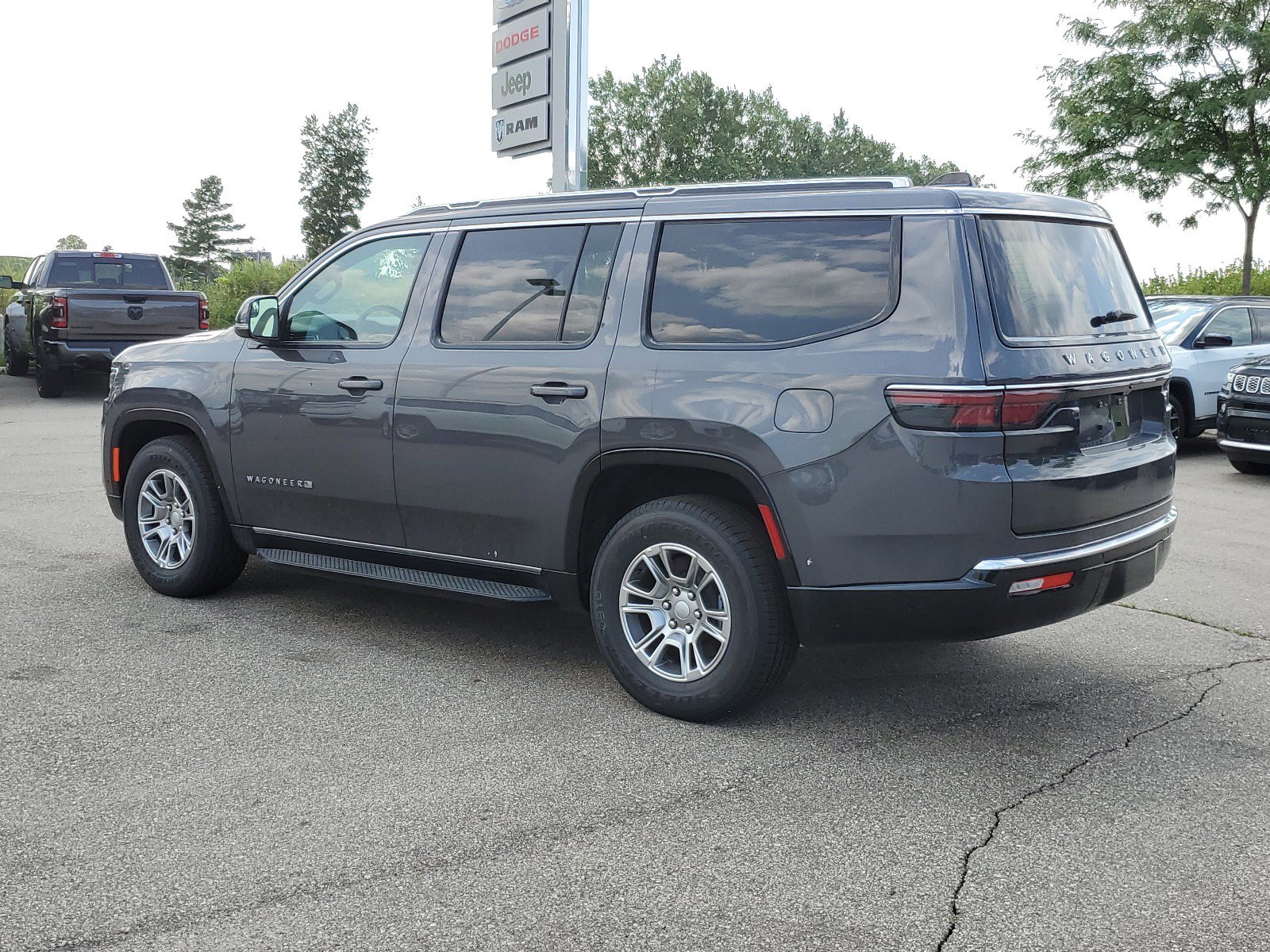 2024 Jeep Wagoneer Base photo 3