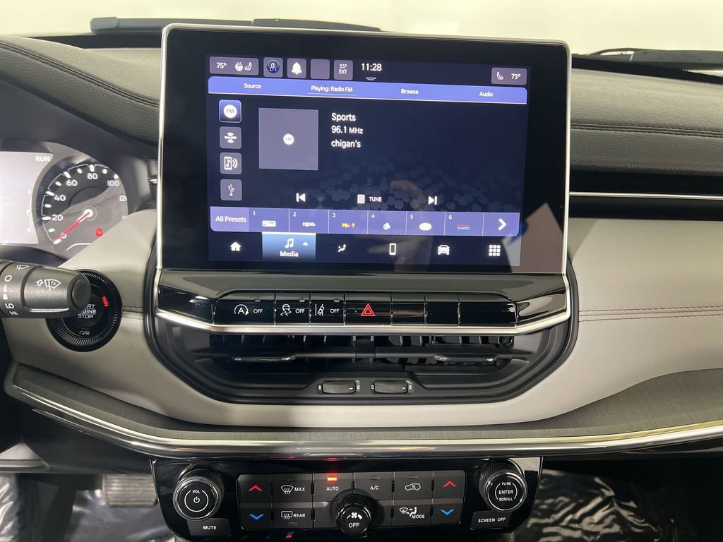 Used 2023 Diamond Black Crystal Pearlcoat Jeep Limited image 14