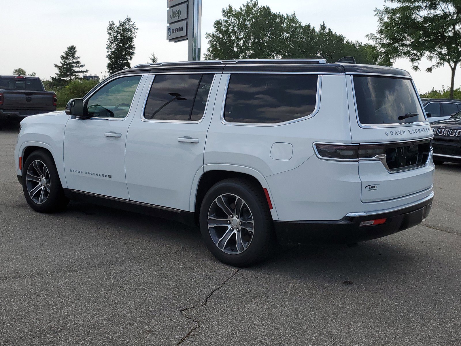 2024 Jeep Grand Wagoneer Base photo 3