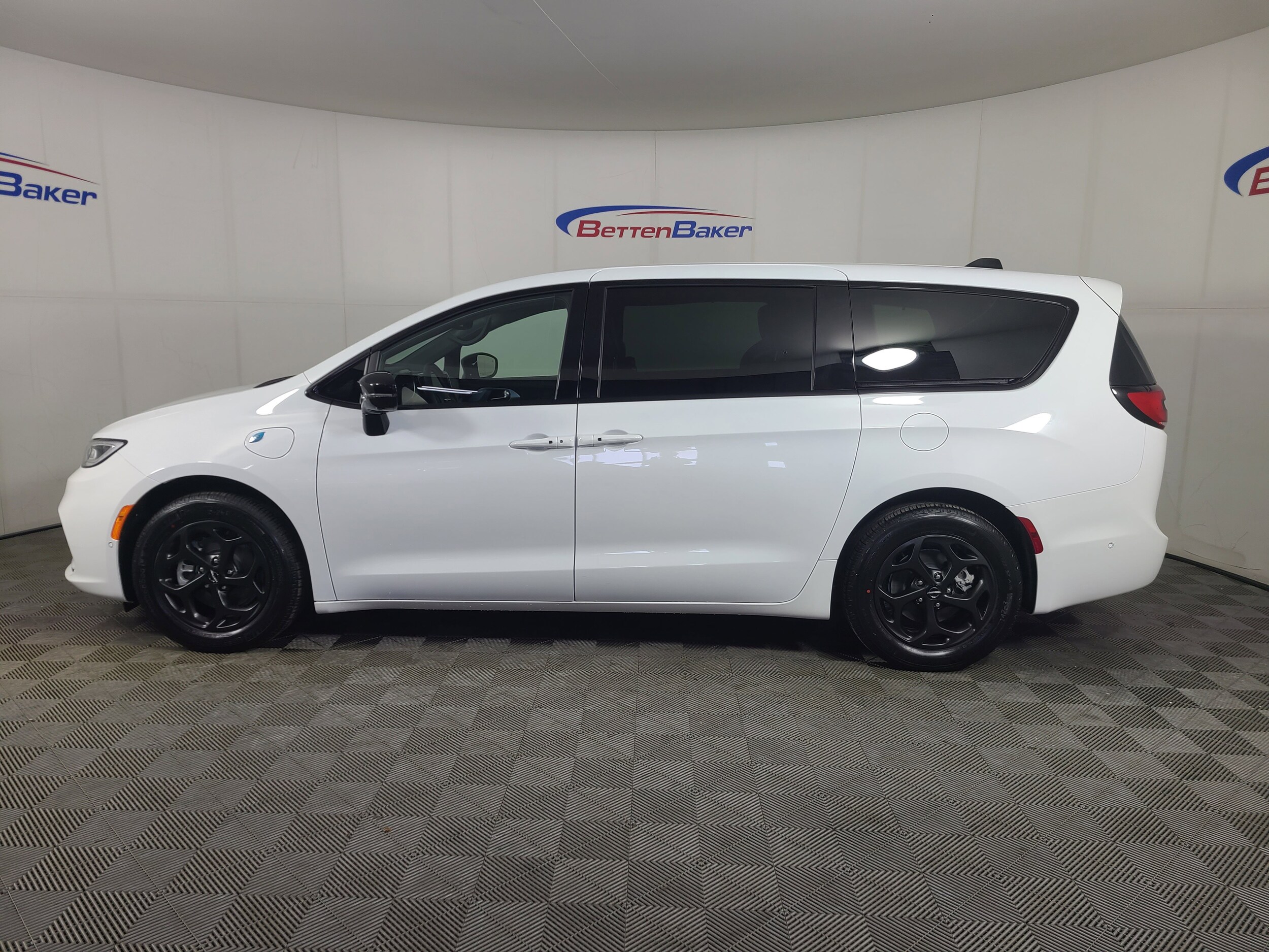 2024 Chrysler Pacifica Hybrid photo 3