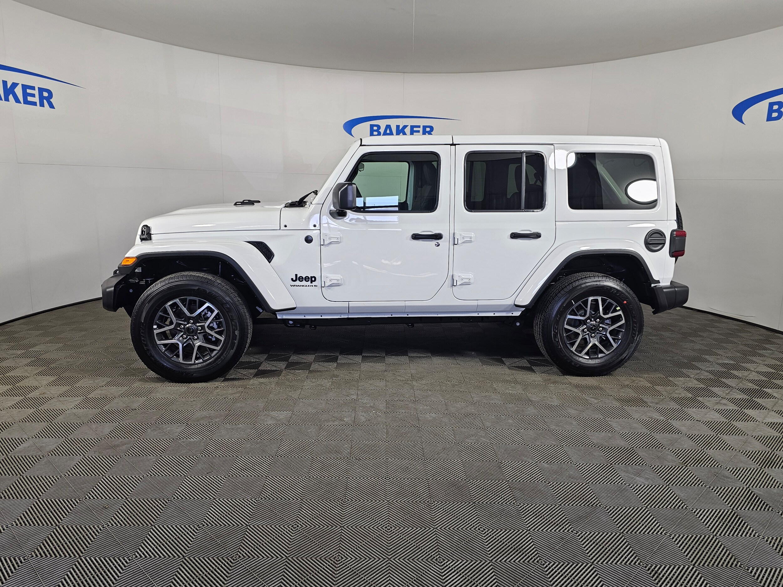2025 Jeep Wrangler Sahara photo 4