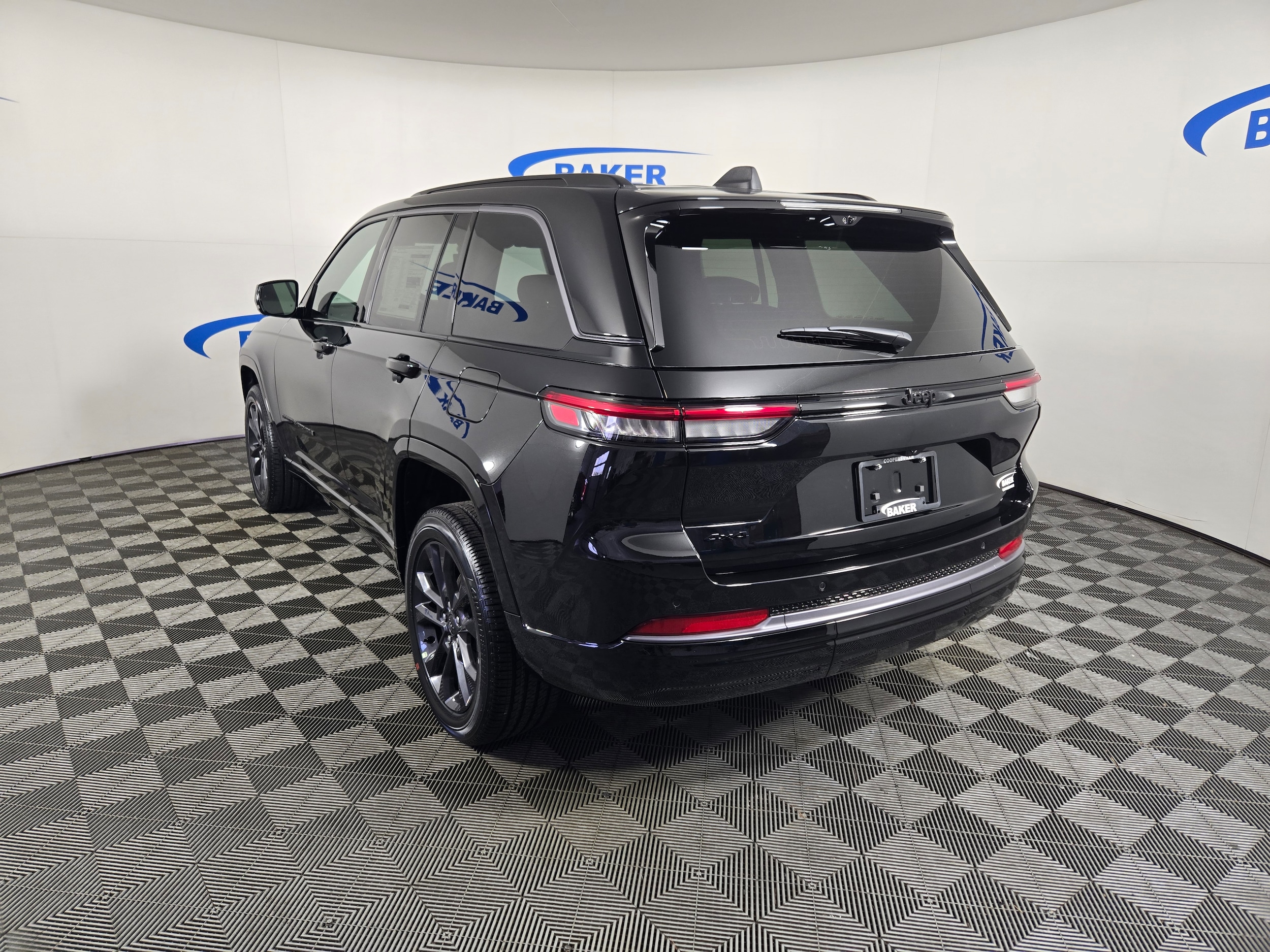 New 2026 Diamond Black Crystal Pearlcoat Jeep Limited image 5