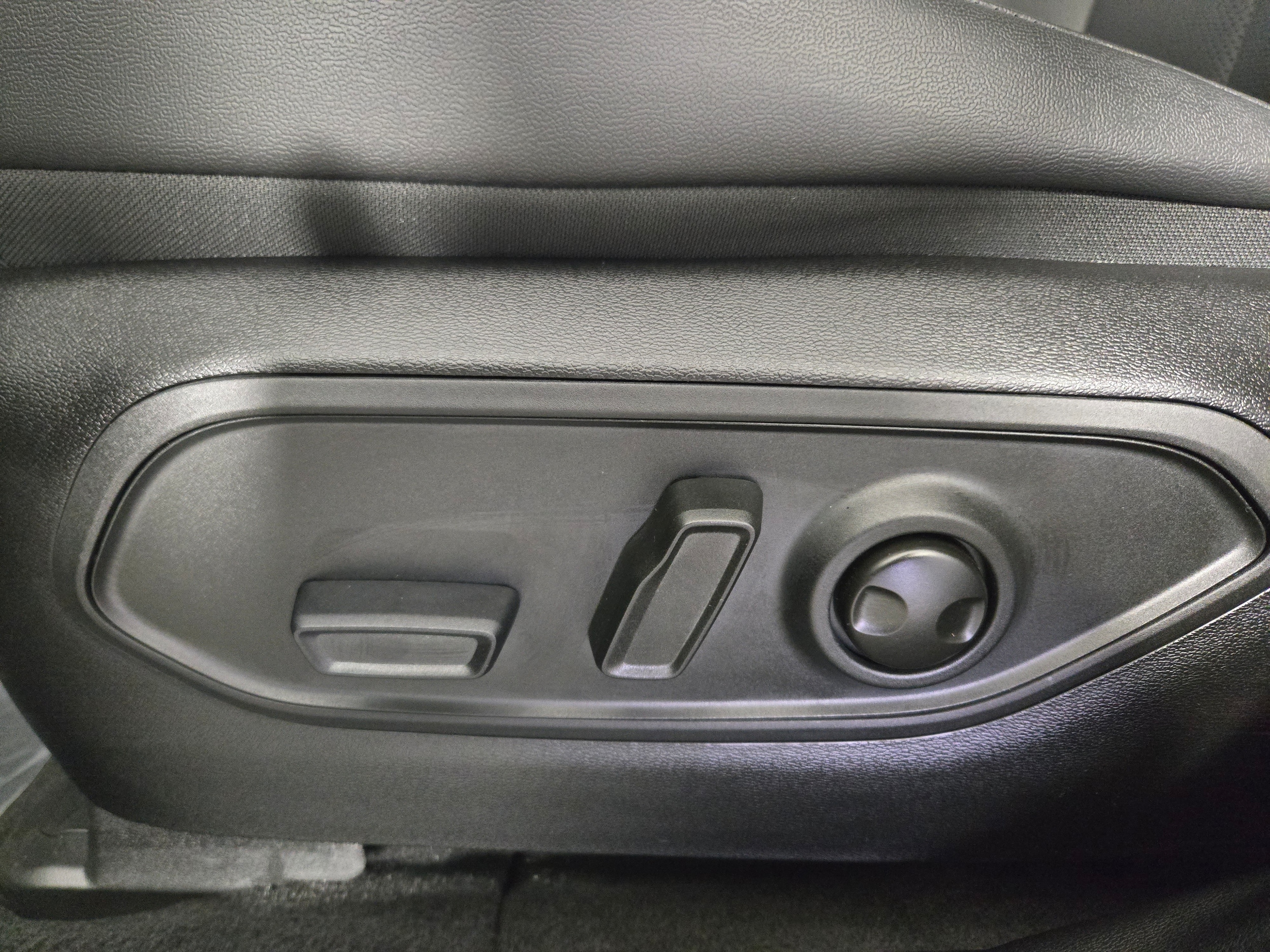 New 2026 Diamond Black Crystal Pearlcoat Jeep Laredo/Limited image 21