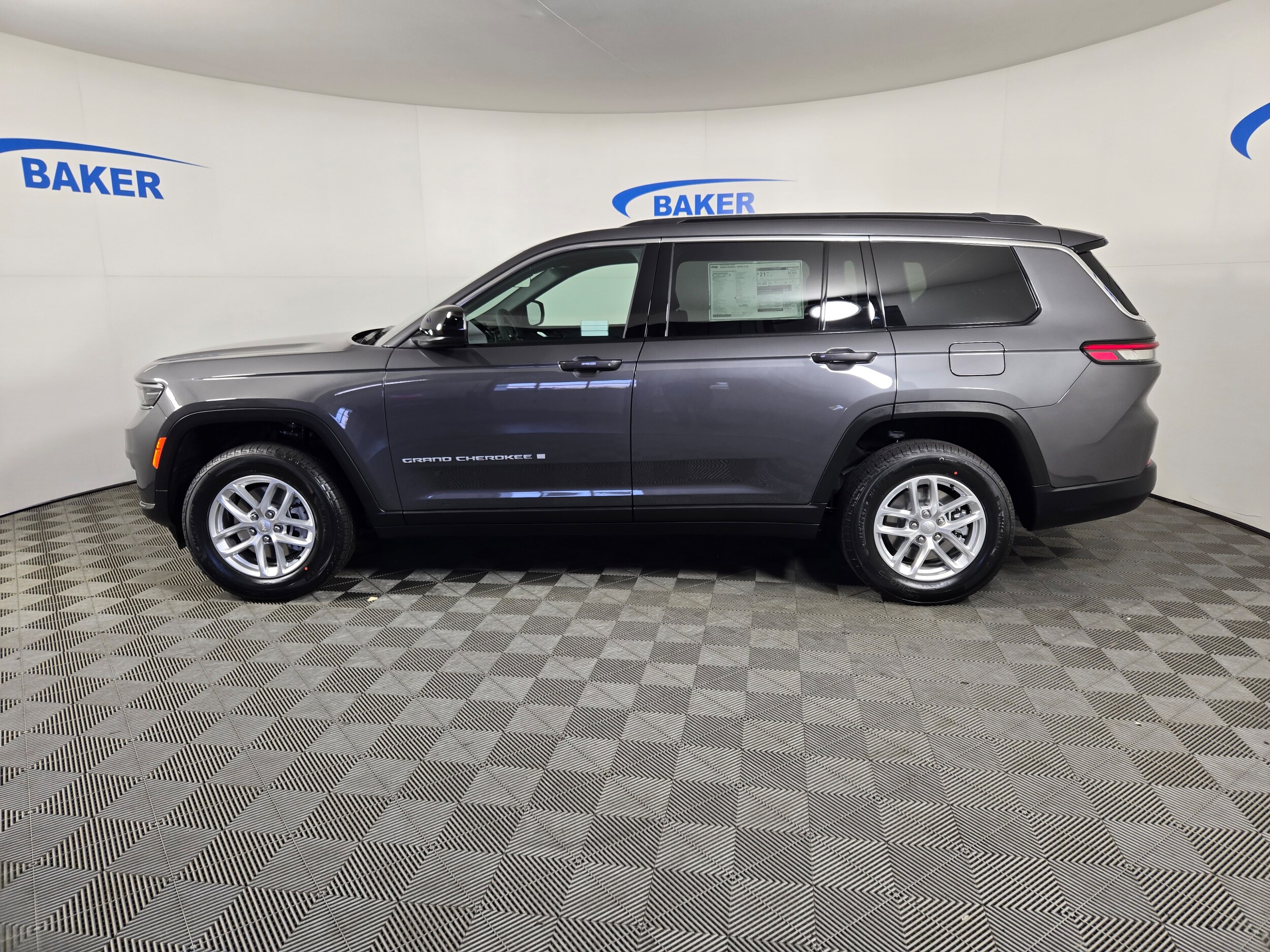 2025 Jeep Grand Cherokee Laredo photo 4