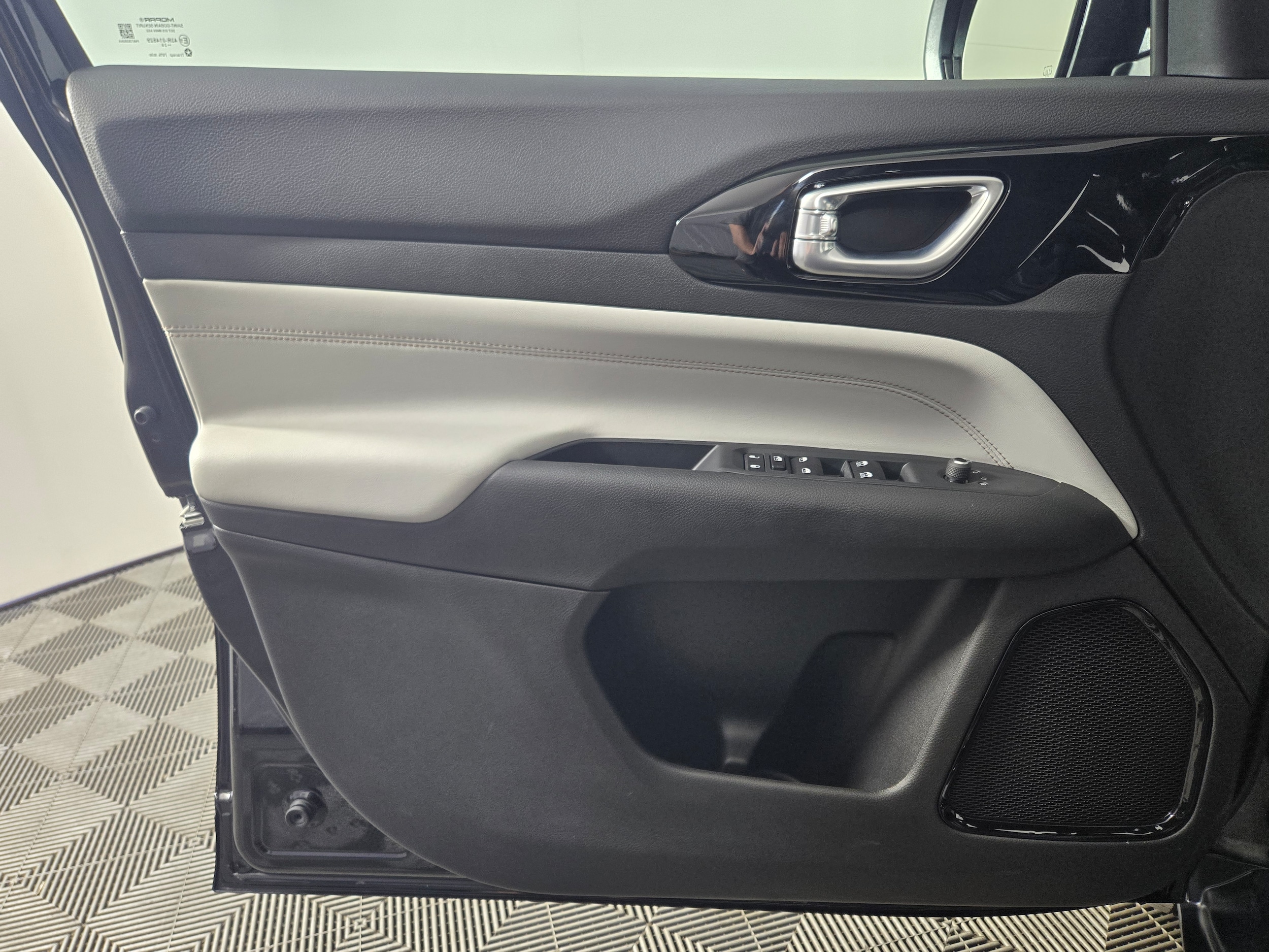 New 2026 Diamond Black Crystal Pearlcoat Jeep Limited image 16