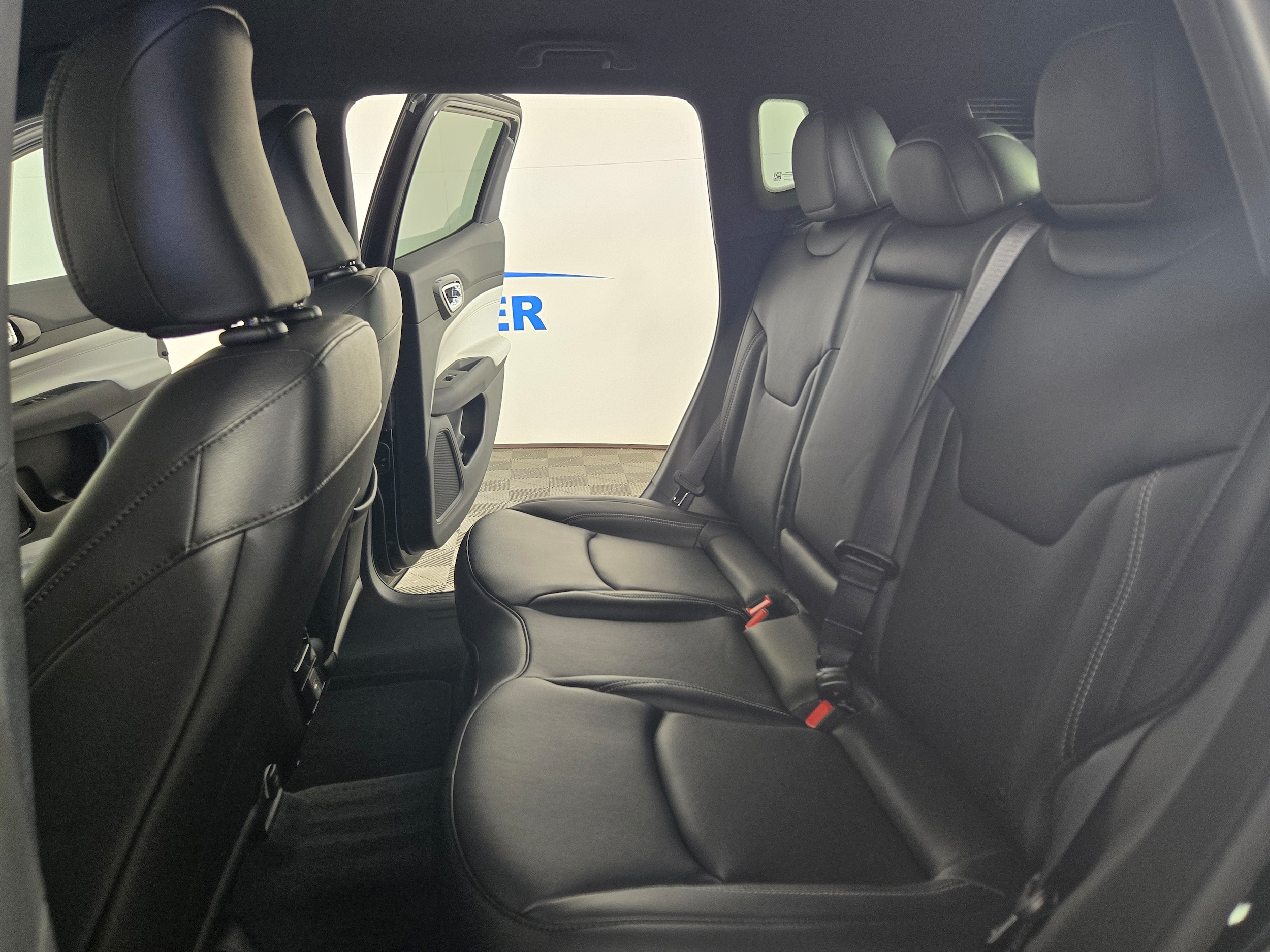 New 2026 Diamond Black Crystal Pearlcoat Jeep Limited image 15