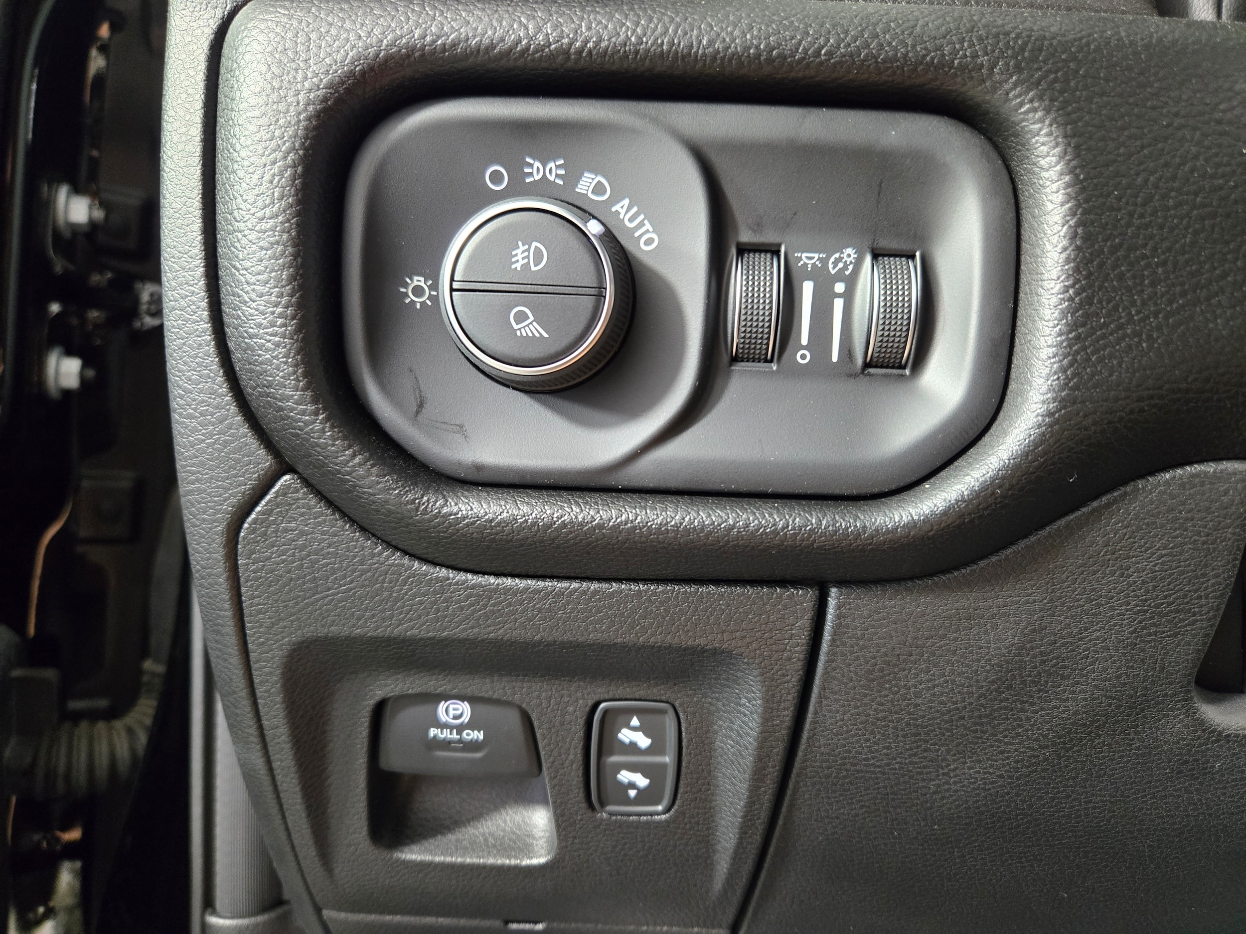 New 2026 Diamond Black Crystal Pearlcoat Ram Laramie image 31