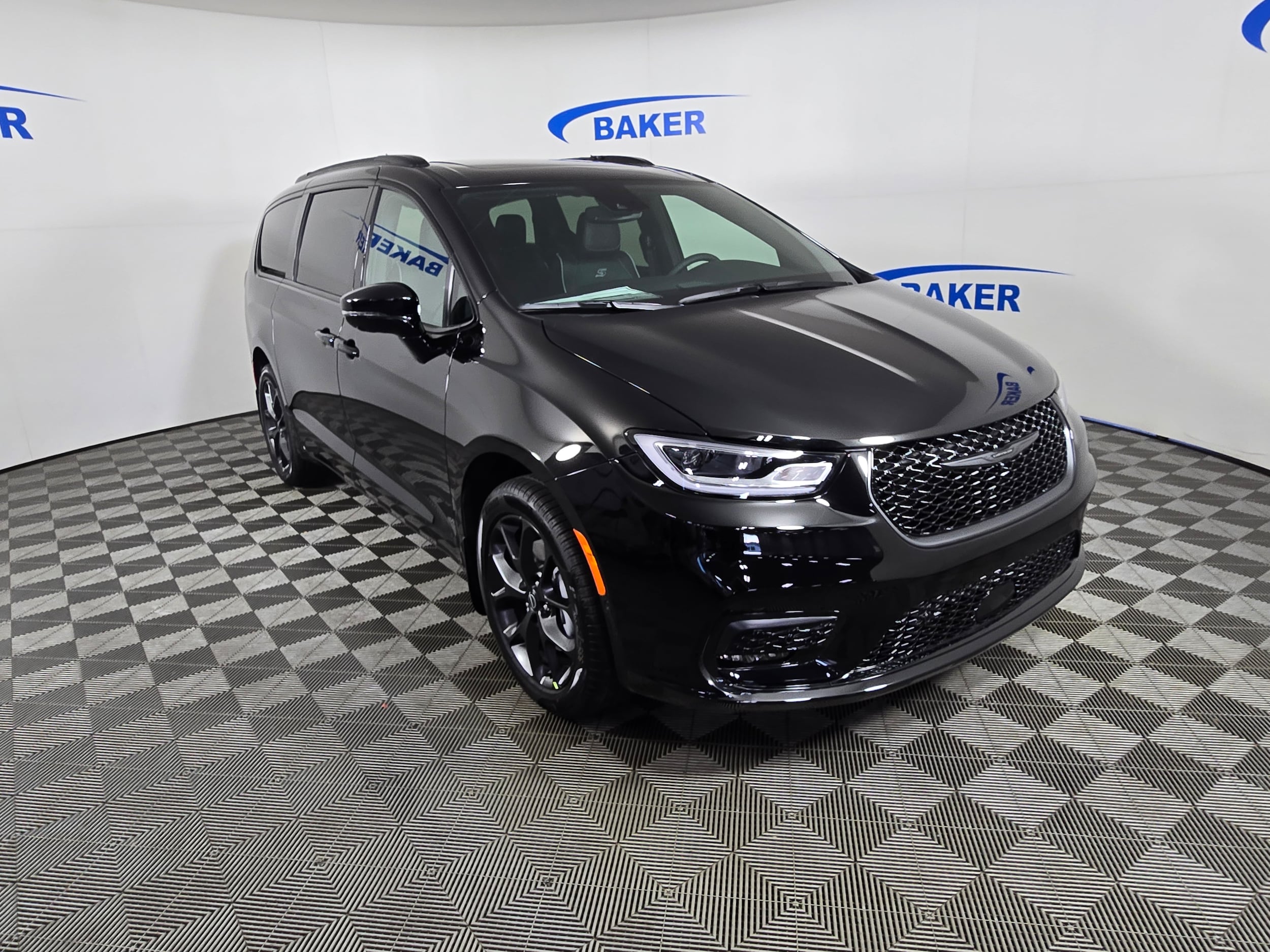 2026 Chrysler Pacifica Limited's photo