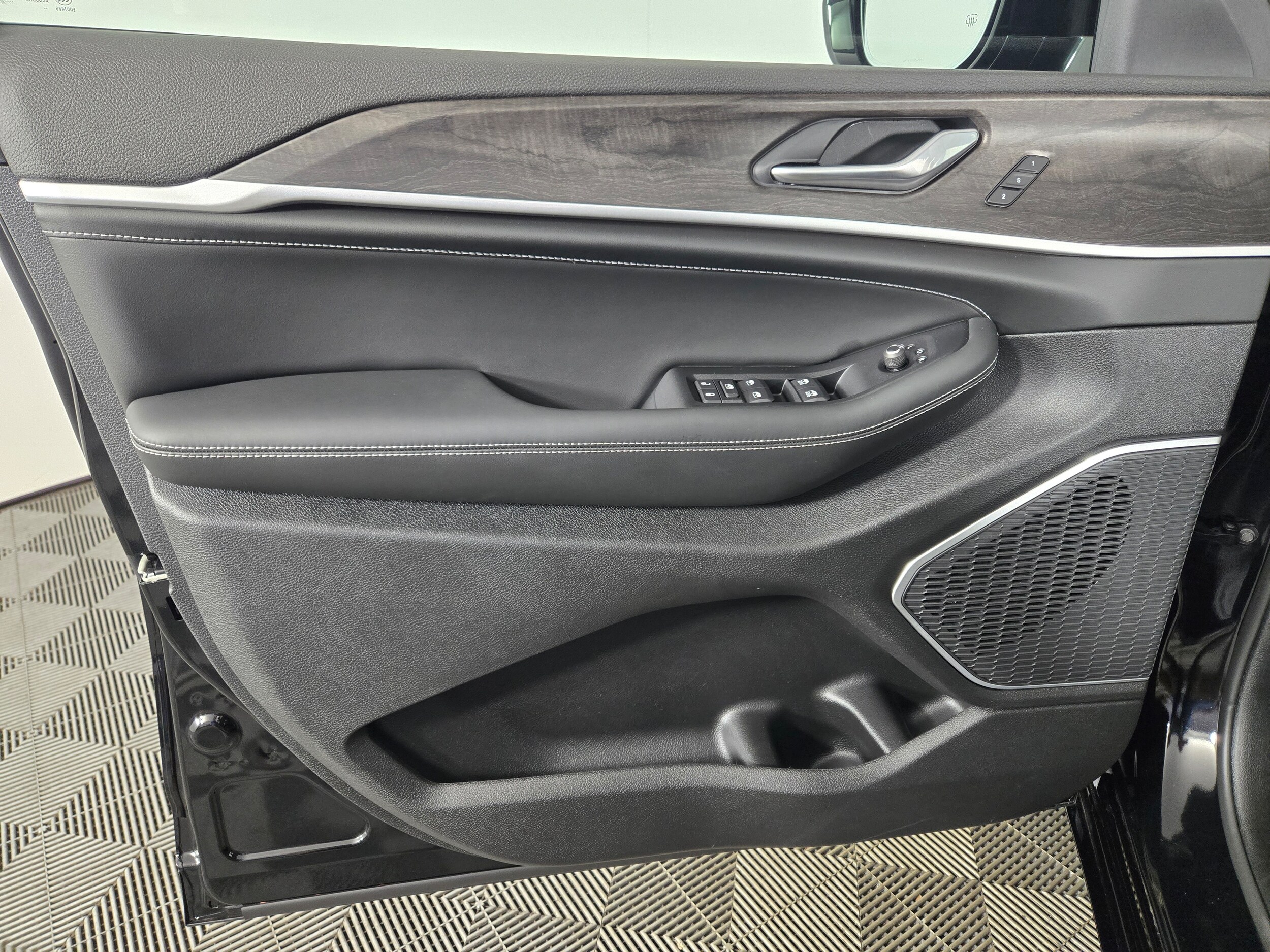 New 2026 Diamond Black Crystal Pearlcoat Jeep Limited image 14