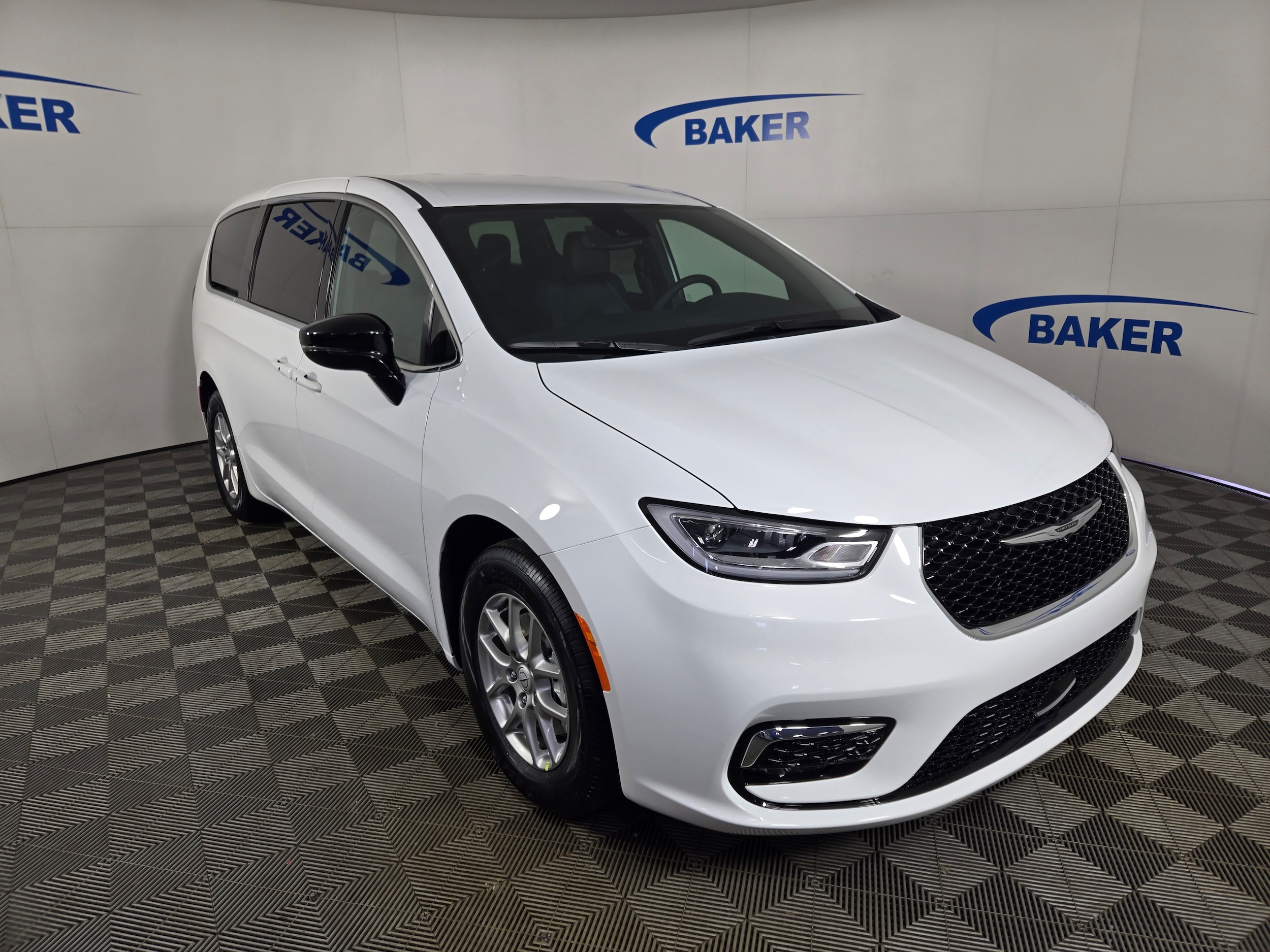 2026 Chrysler Pacifica Select's photo