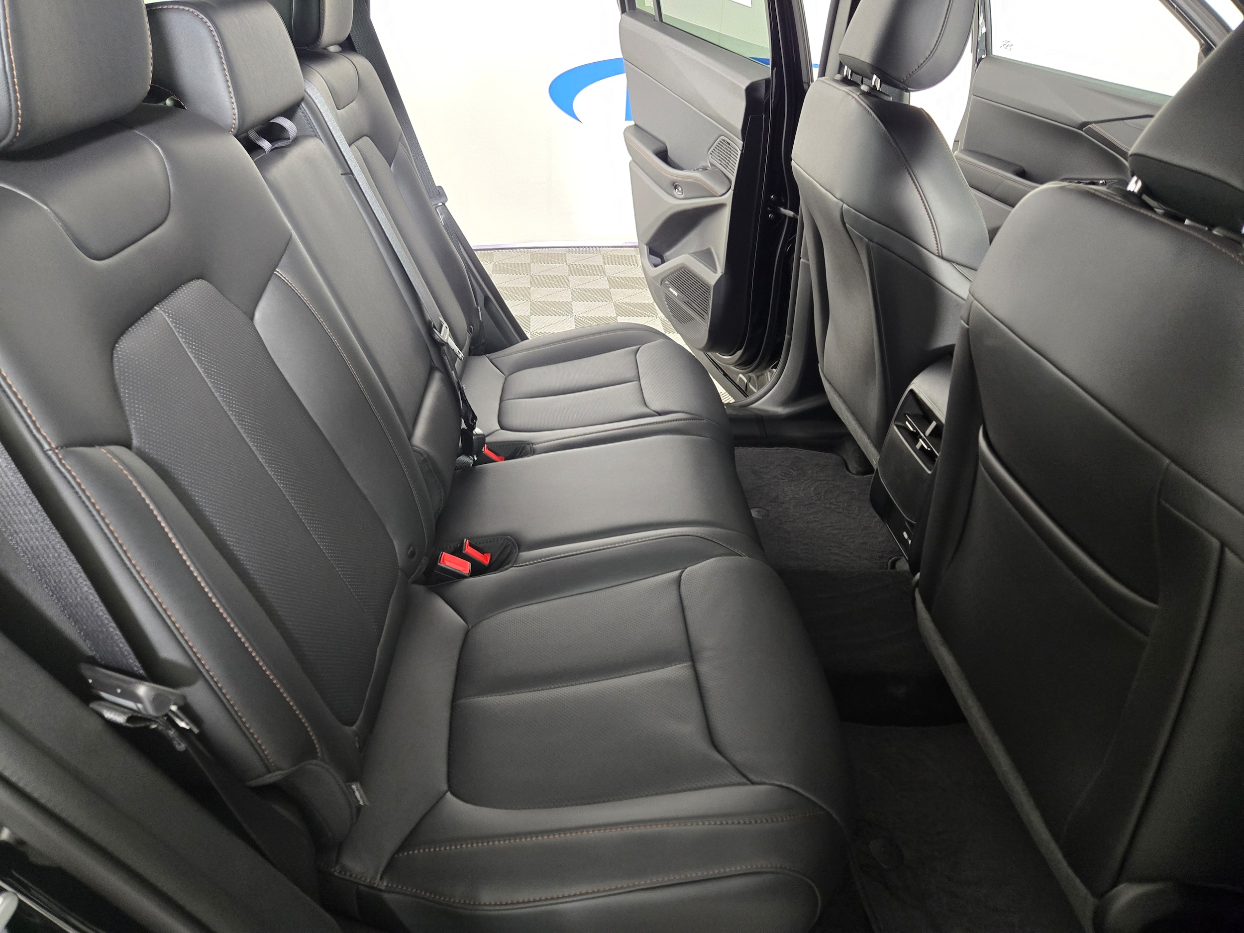 New 2026 Diamond Black Crystal Pearlcoat Jeep Laredo/Limited image 11