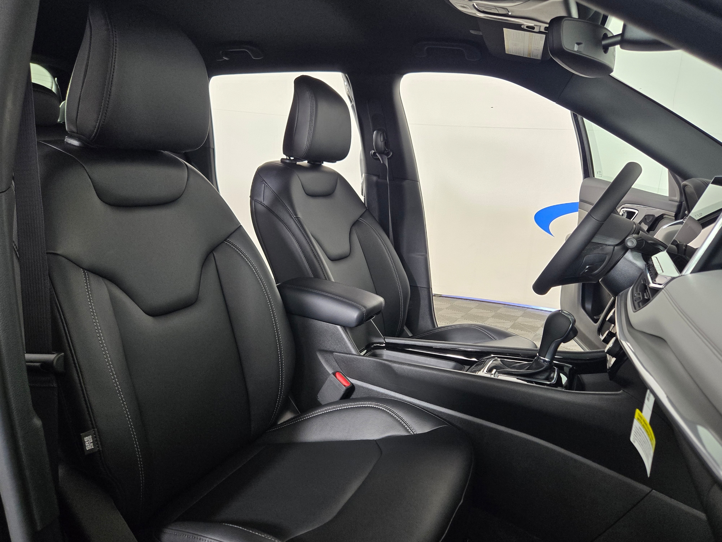 New 2026 Diamond Black Crystal Pearlcoat Jeep Limited image 11