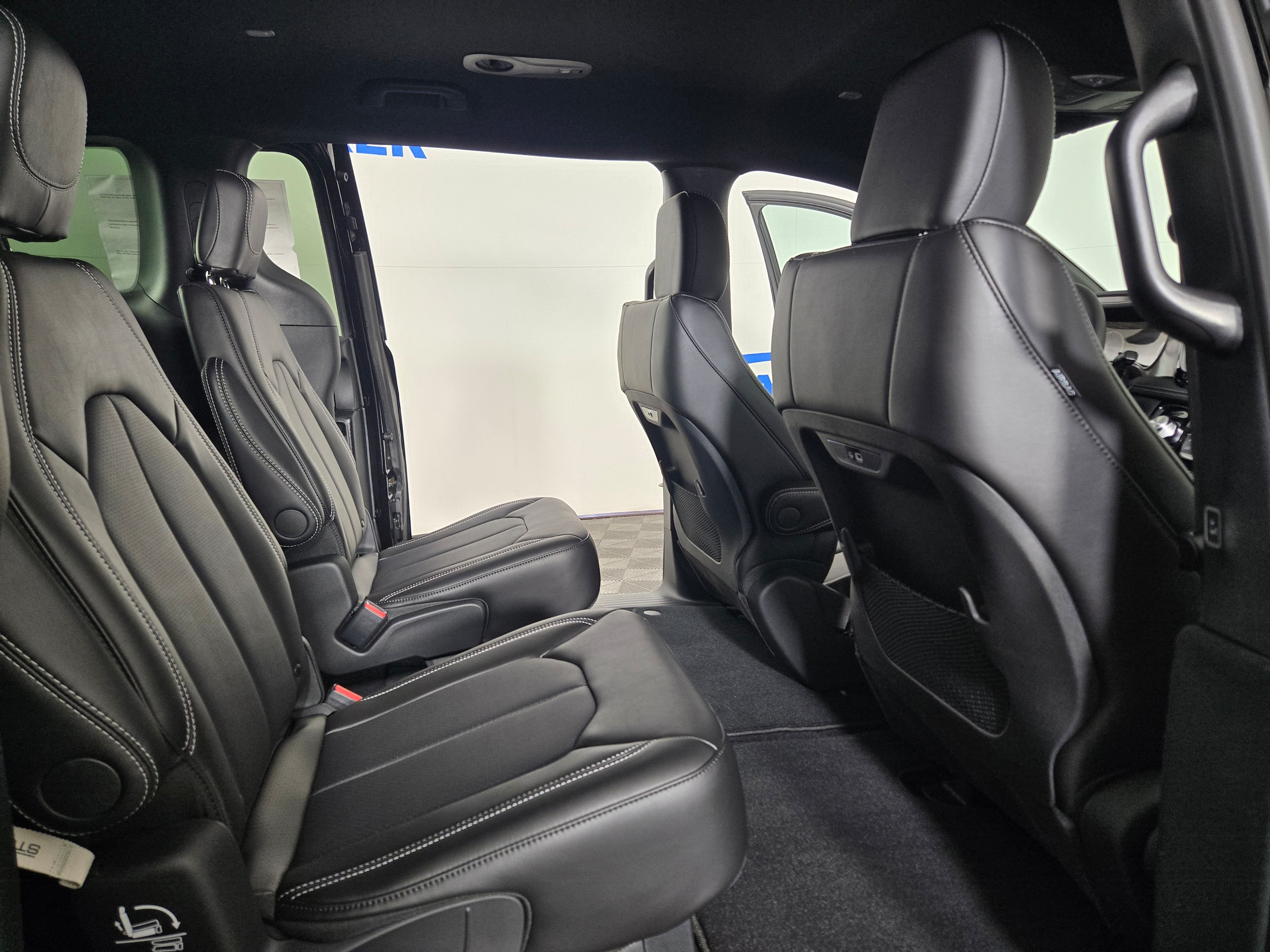New 2026 Diamond Black Crystal Pearlcoat Chrysler Select image 12