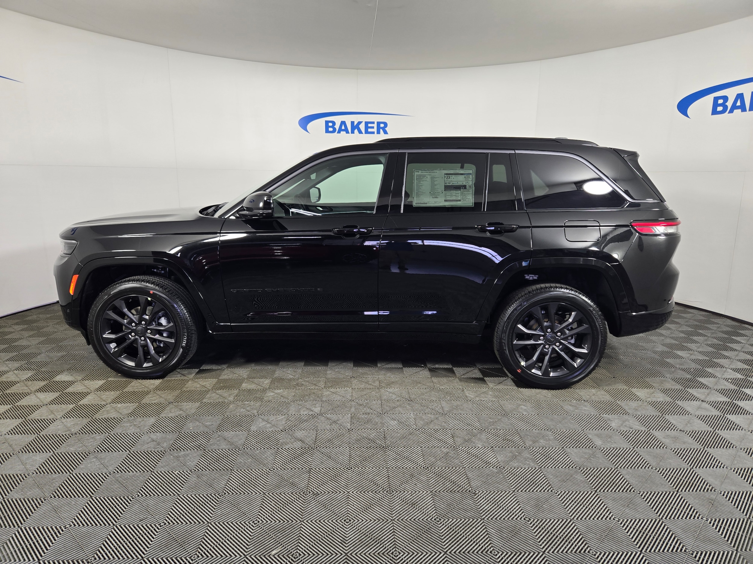New 2026 Diamond Black Crystal Pearlcoat Jeep Limited image 4