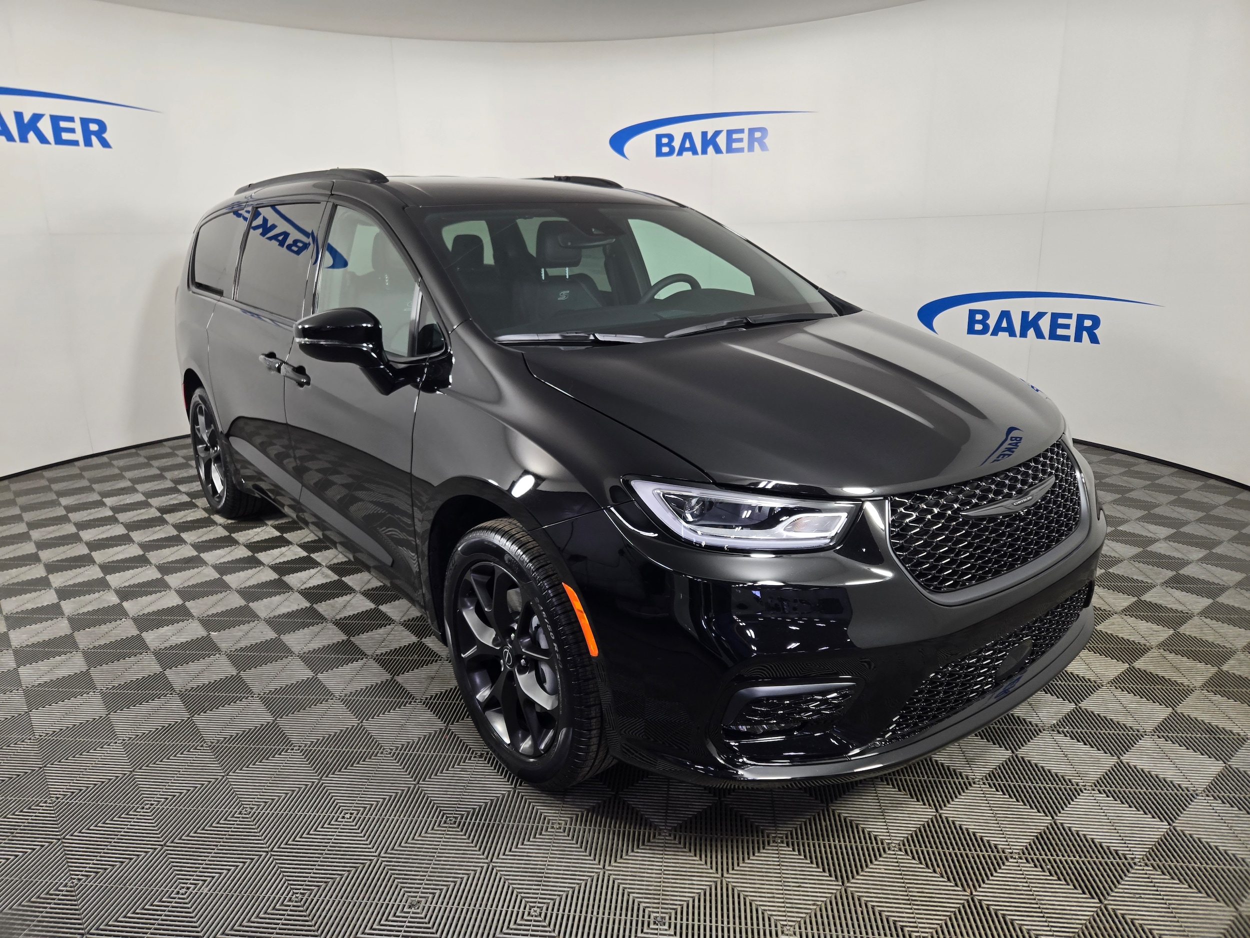 2026 Chrysler Pacifica Select's photo