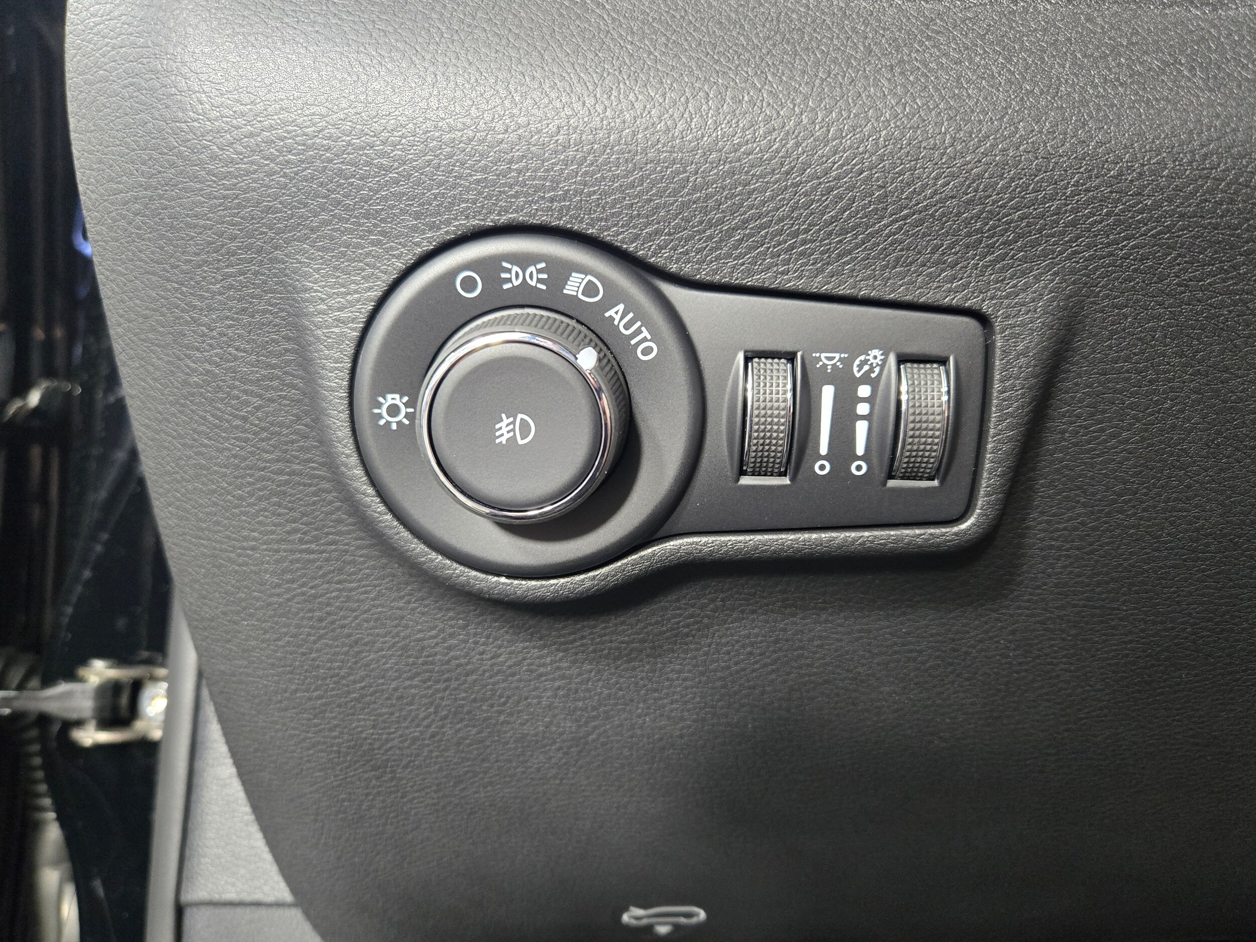 New 2026 Diamond Black Crystal Pearlcoat Jeep Limited image 28