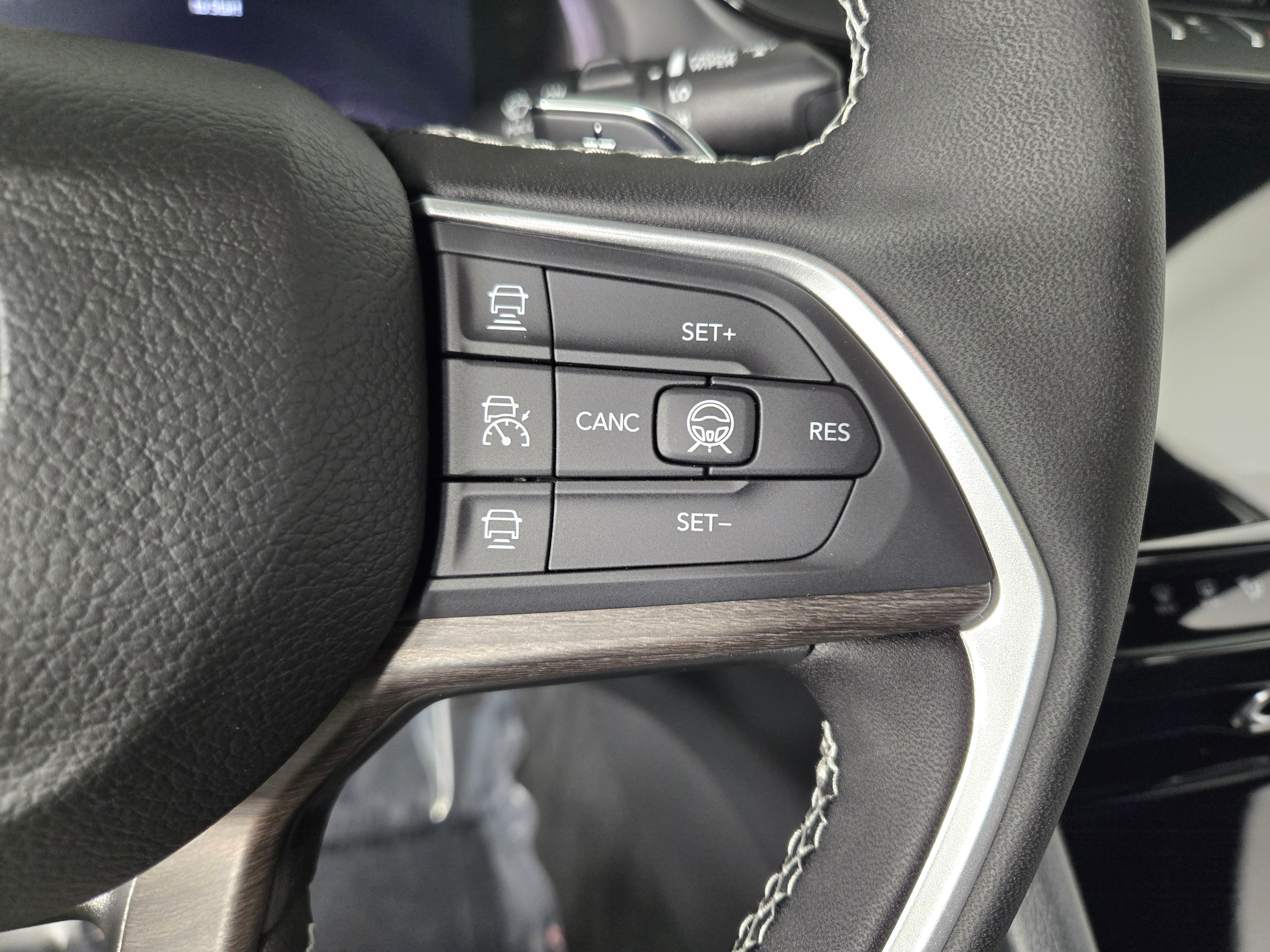 New 2026 Diamond Black Crystal Pearlcoat Jeep Limited image 22