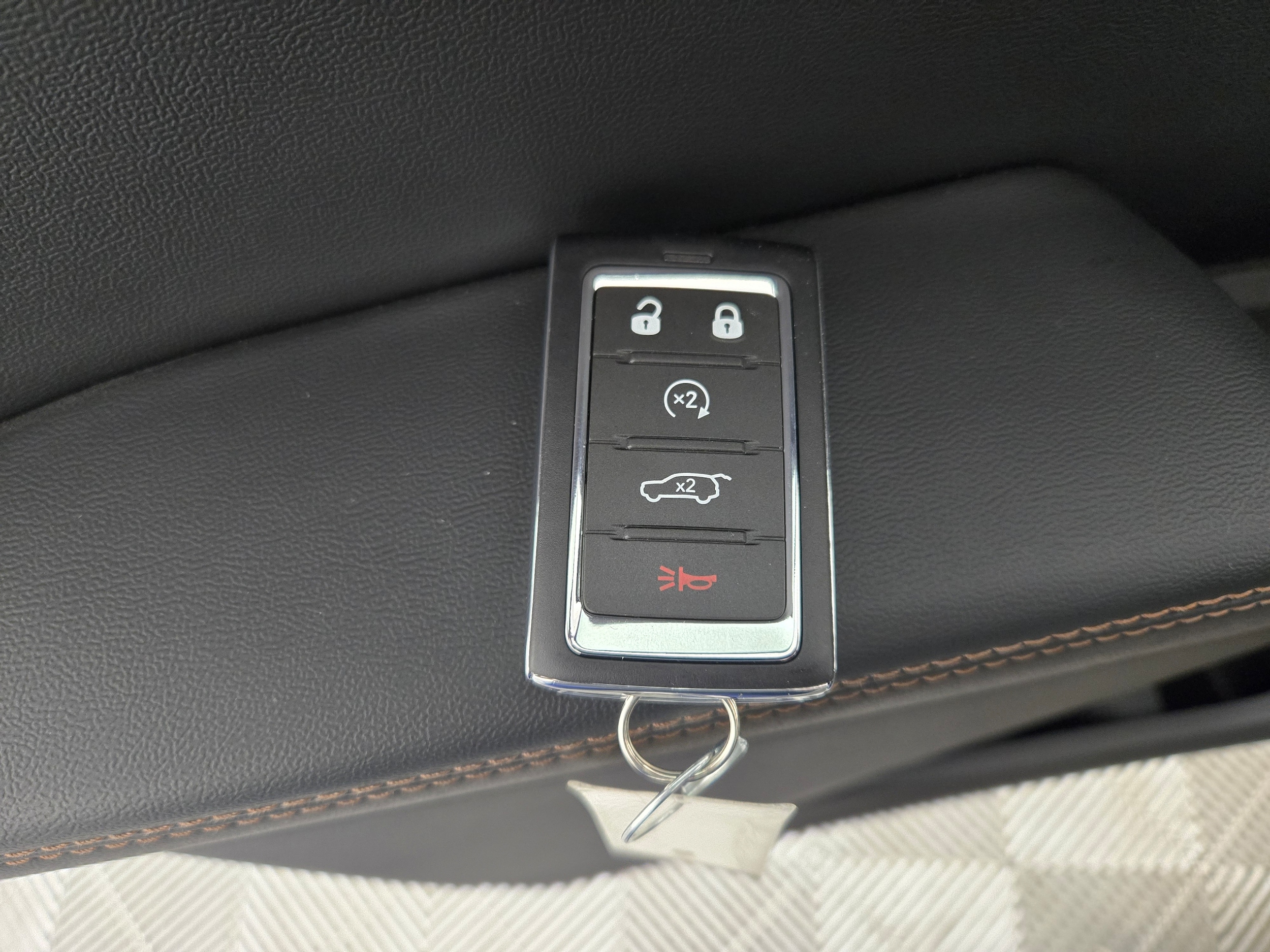 New 2026 Diamond Black Crystal Pearlcoat Jeep Laredo/Limited image 35