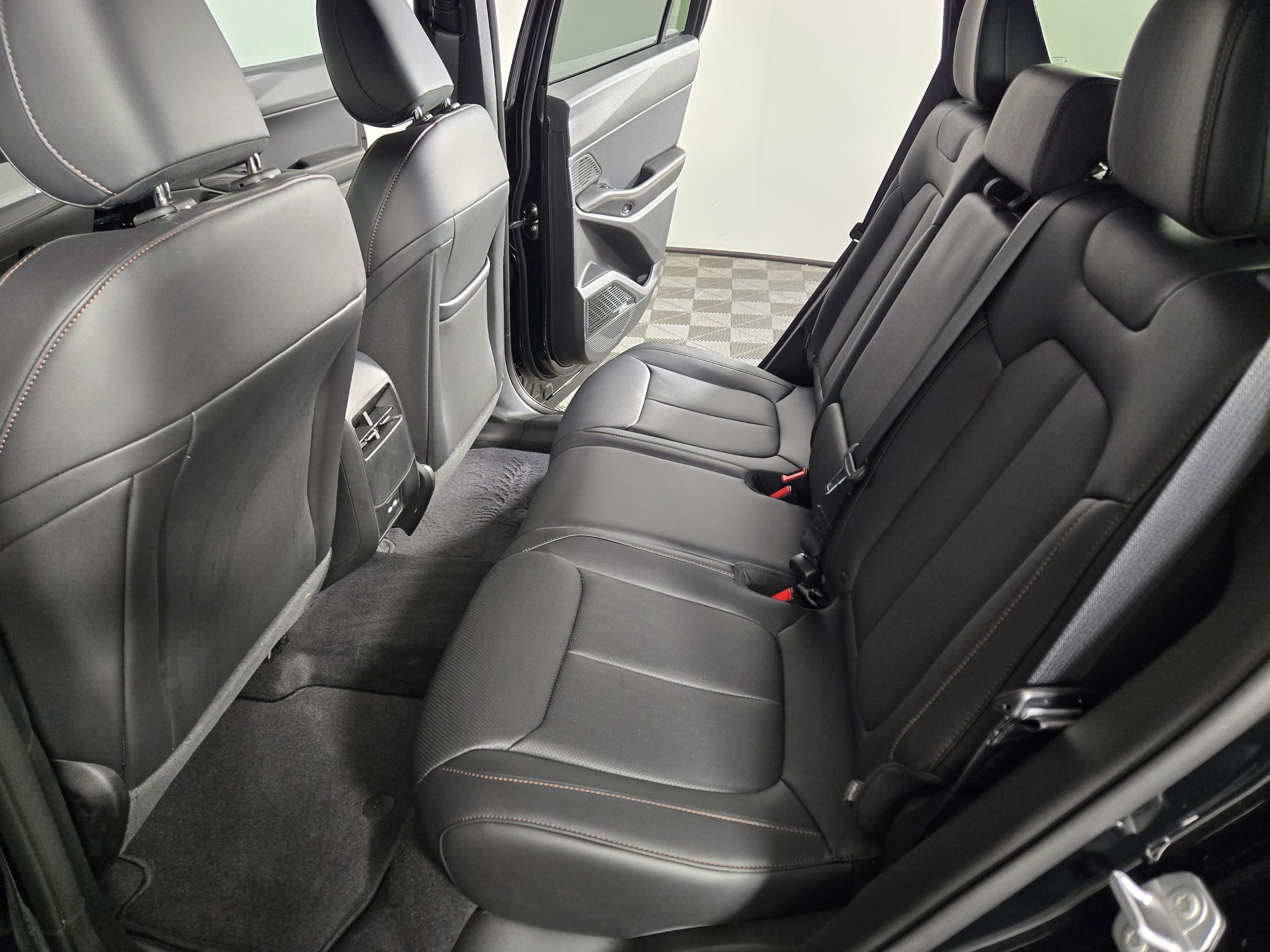 New 2026 Diamond Black Crystal Pearlcoat Jeep Laredo/Limited image 14