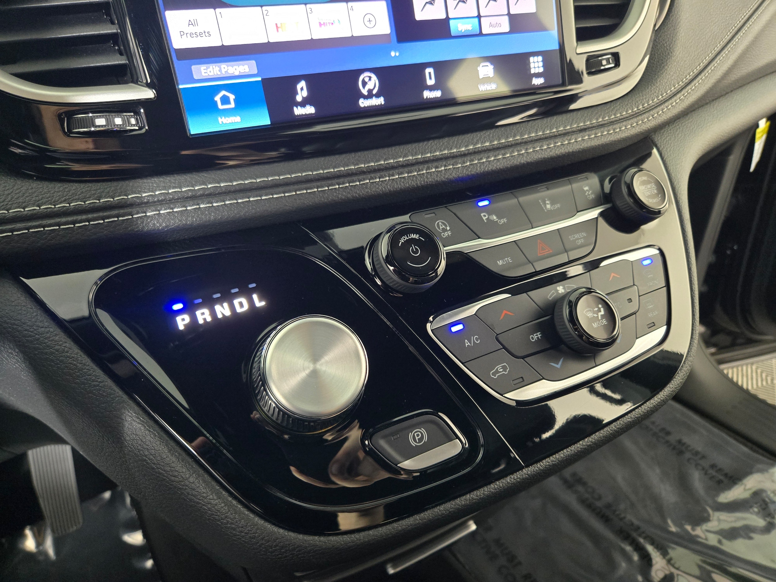 New 2026 Diamond Black Crystal Pearlcoat Chrysler Select image 30