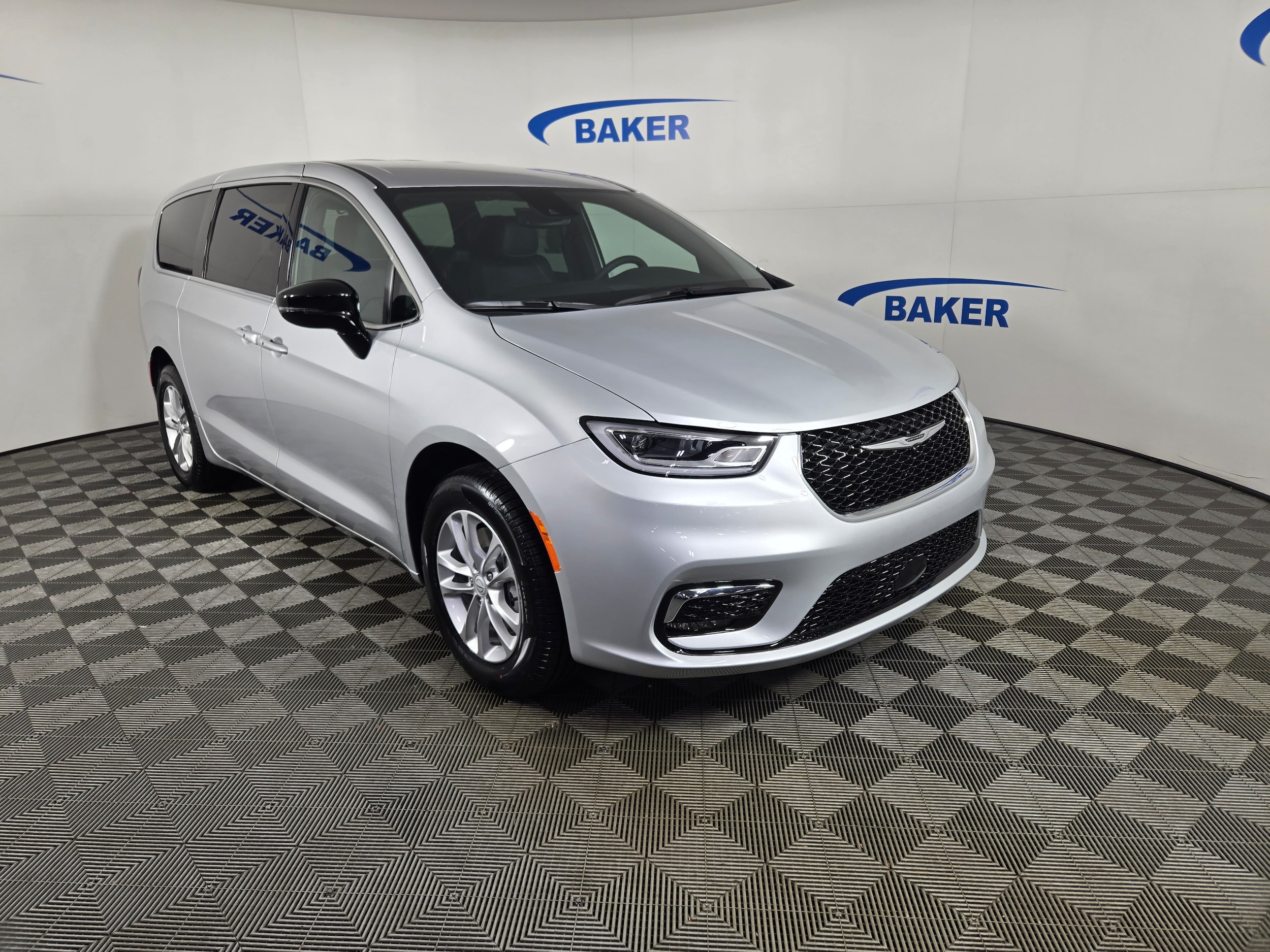 2026 Chrysler Pacifica Select's photo