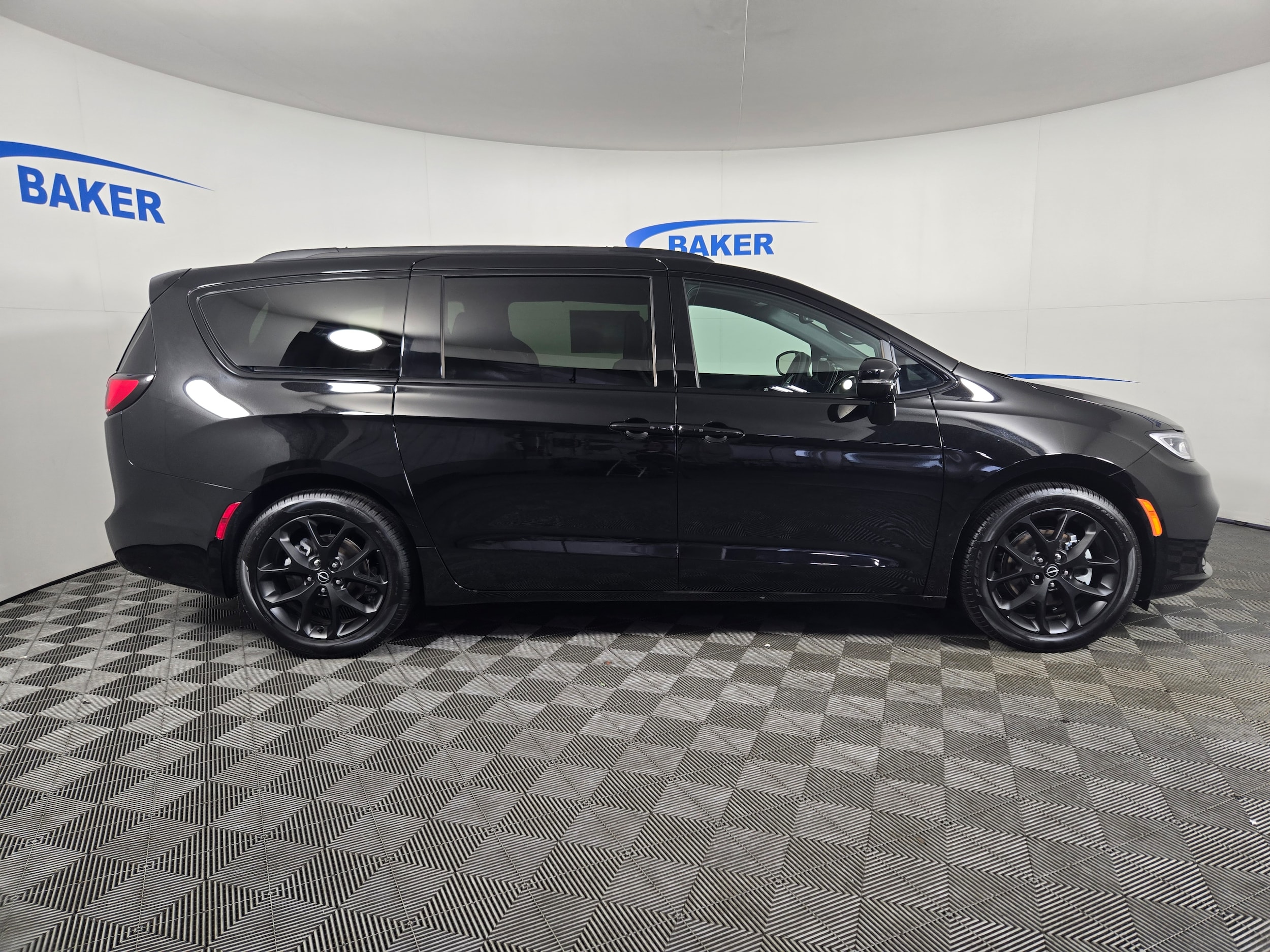 New 2026 Diamond Black Crystal Pearlcoat Chrysler Select image 8