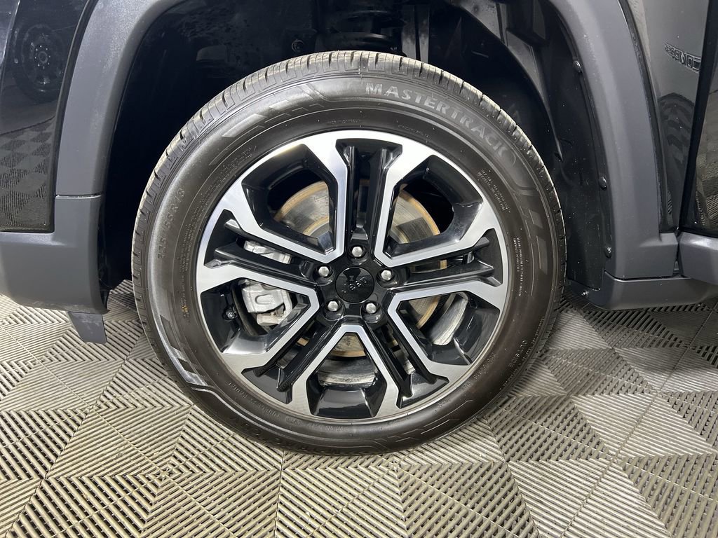 Used 2023 Diamond Black Crystal Pearlcoat Jeep Limited image 31