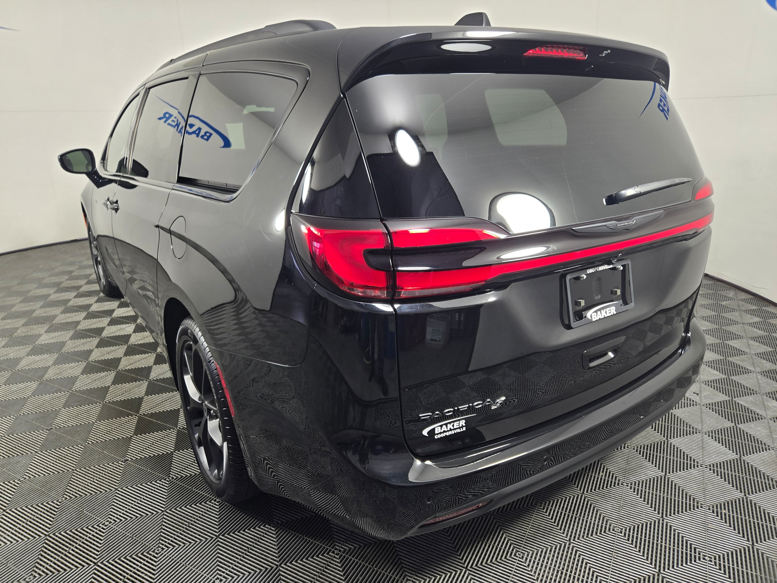 New 2026 Diamond Black Crystal Pearlcoat Chrysler Select image 5