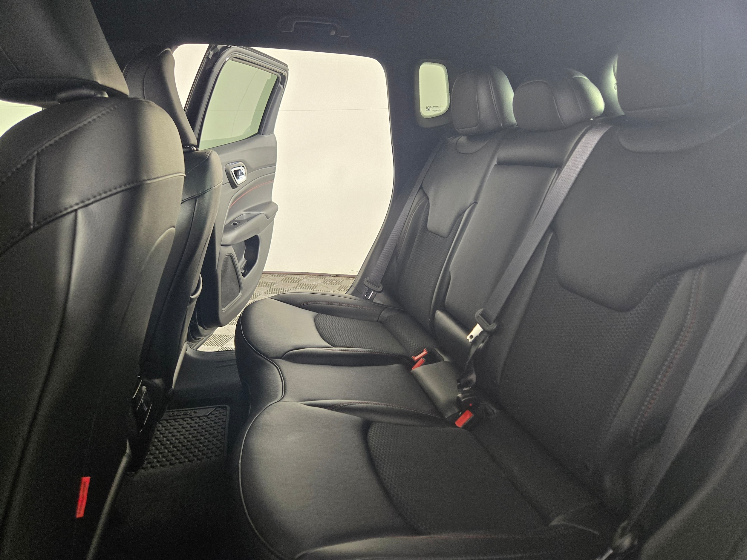New 2026 Diamond Black Crystal Pearlcoat Jeep Trailhawk image 15