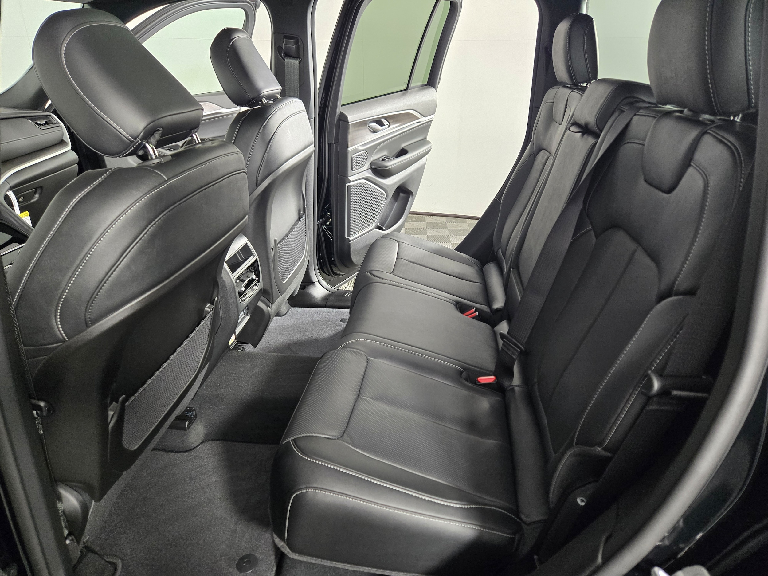 New 2026 Diamond Black Crystal Pearlcoat Jeep Limited image 13