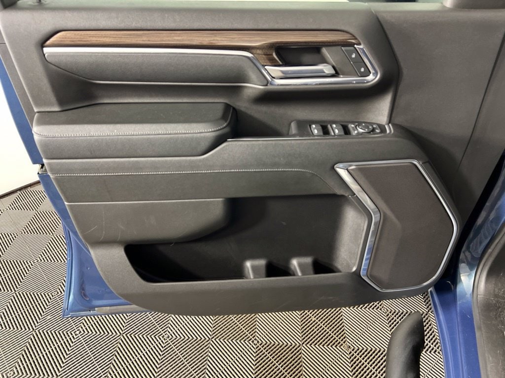 Used 2024 Lakeshore Blue Chevrolet LT image 17