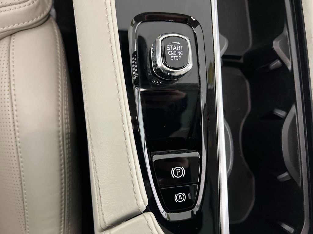 Used 2023 Bright Dusk Volvo B6 AWD Ultimate 6-Seater image 18