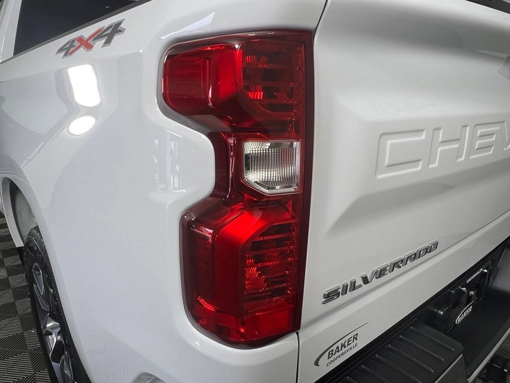 Used 2024 Summit White Chevrolet LT image 34