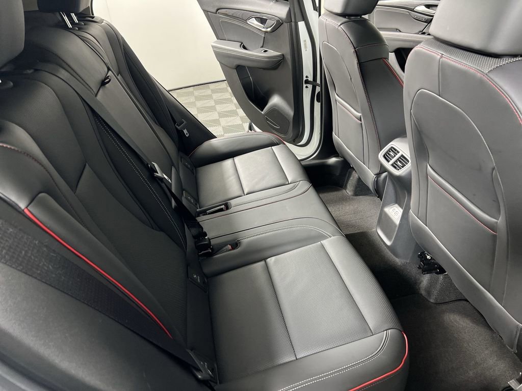 Used 2023 Summit White Buick Essence image 27