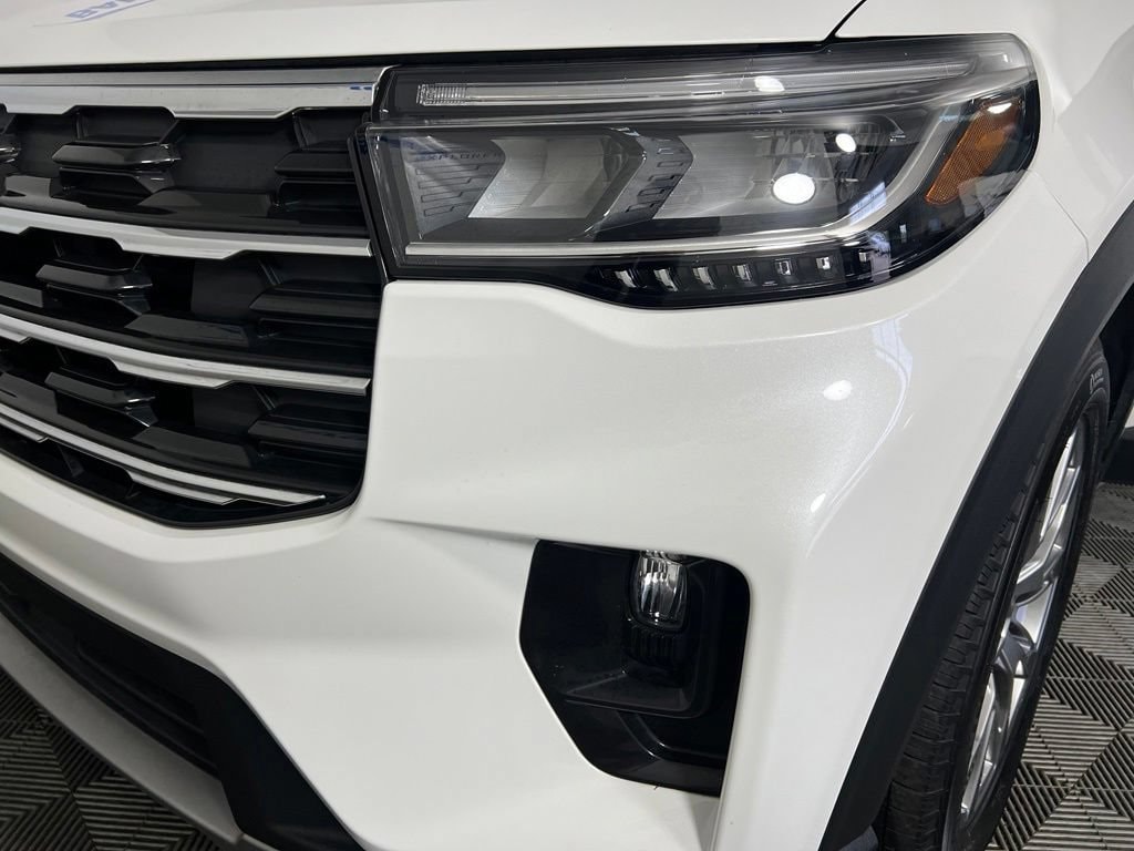 Used 2025 White Metallic Ford Active image 35