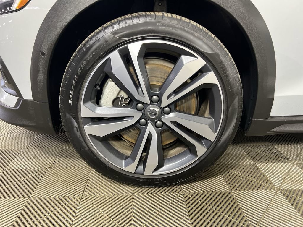 Used 2025 Vapour Gray Metallic Volvo B5 Plus image 32