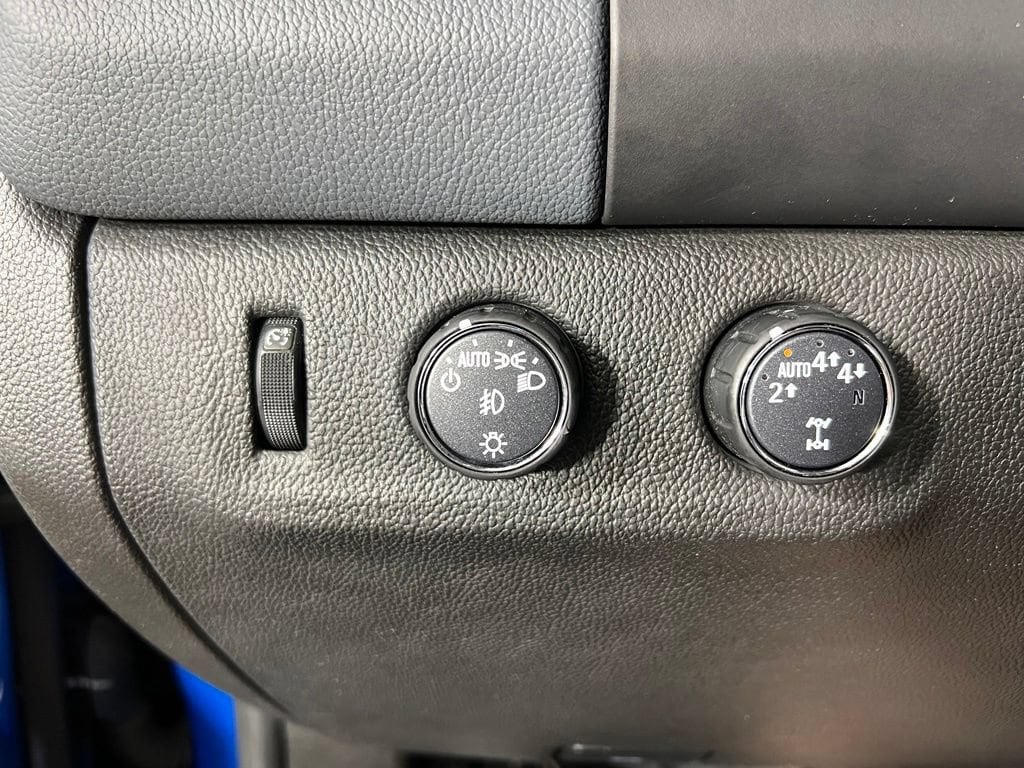 Used 2021 Bright Blue Chevrolet Z71 image 27