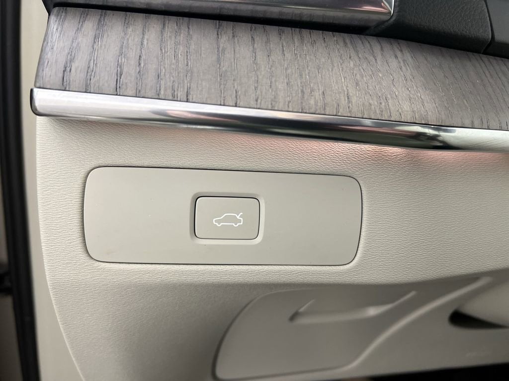 Used 2023 Bright Dusk Volvo B6 AWD Ultimate 6-Seater image 19