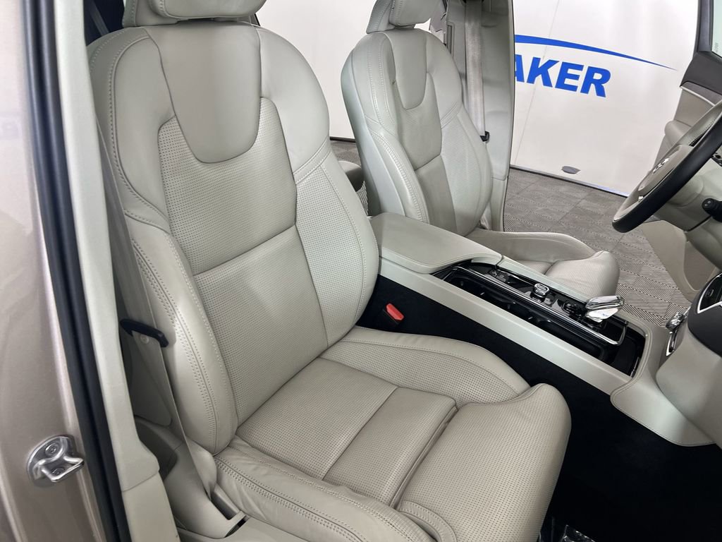 Used 2023 Bright Dusk Volvo B6 AWD Ultimate 6-Seater image 30