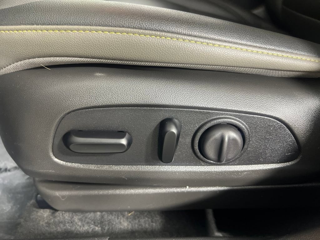 Used 2025 Summit White Chevrolet ACTIV image 18