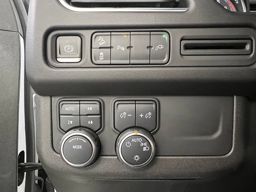 Used 2021 Summit White Chevrolet Z71 image 17
