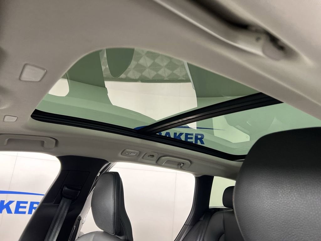 Used 2025 Vapour Gray Metallic Volvo B5 Plus image 19