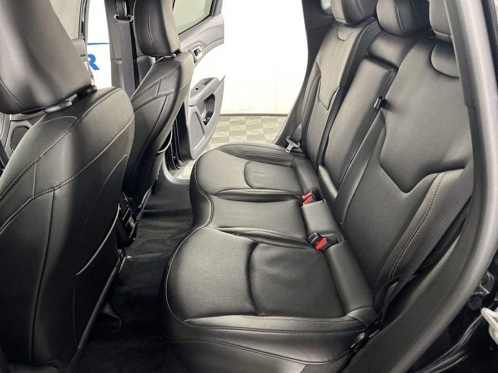 Used 2023 Diamond Black Crystal Pearlcoat Jeep Limited image 23