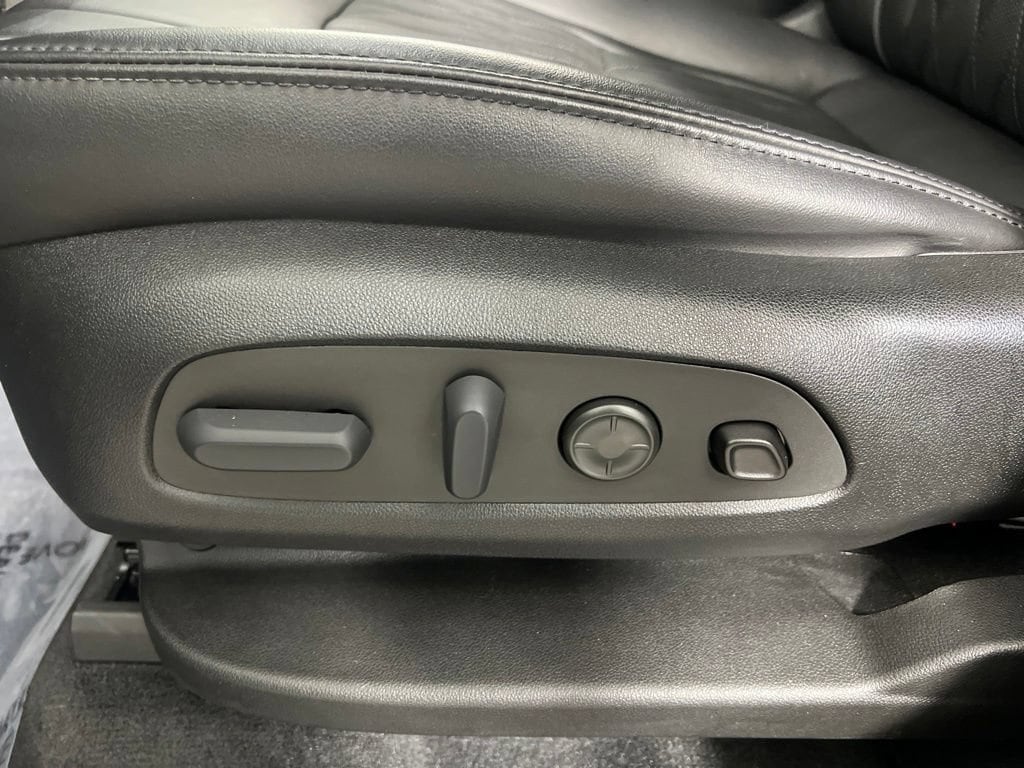 Used 2023 Ebony Twilight Buick Avenir image 22